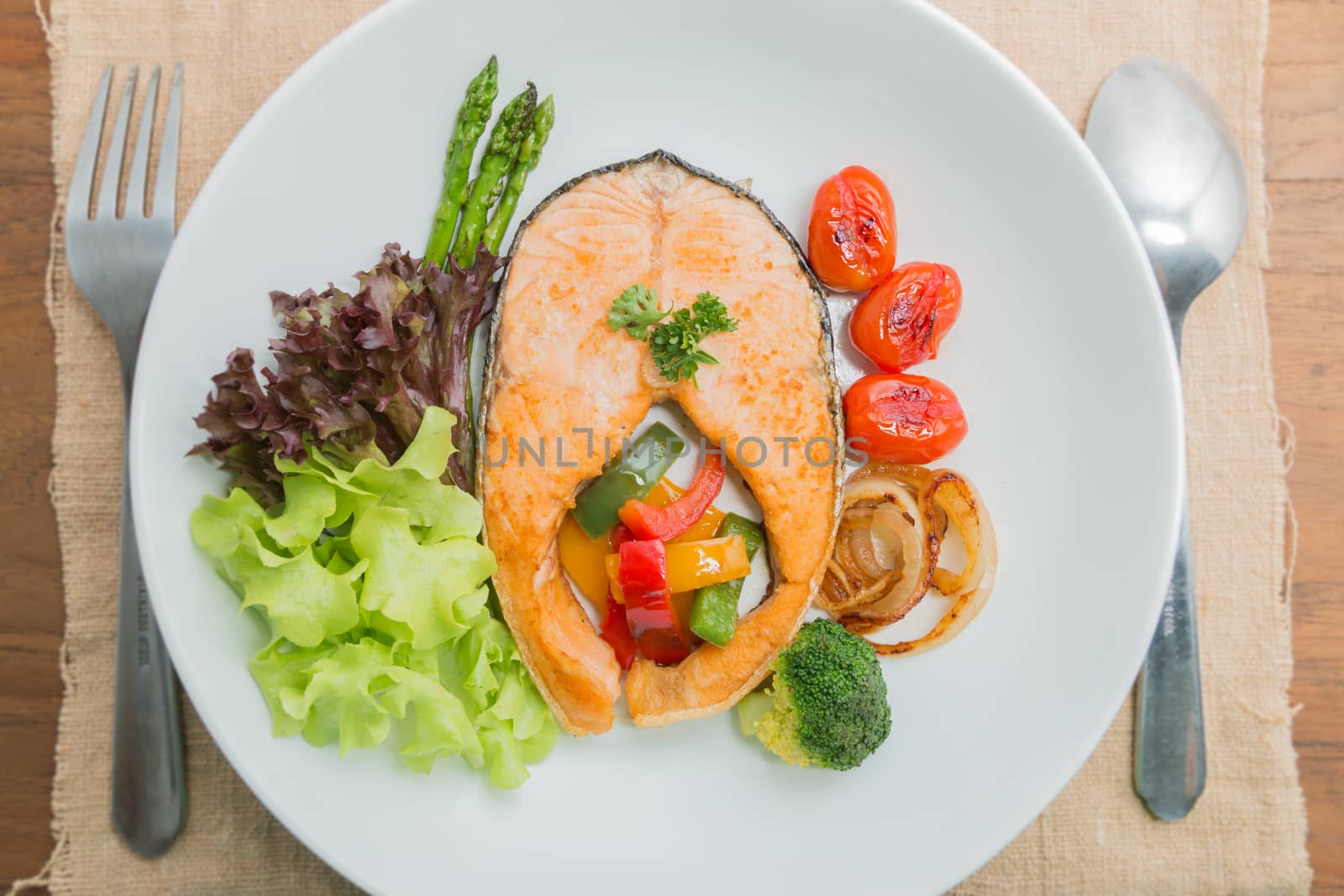 Salmon steak grilled with vegetable