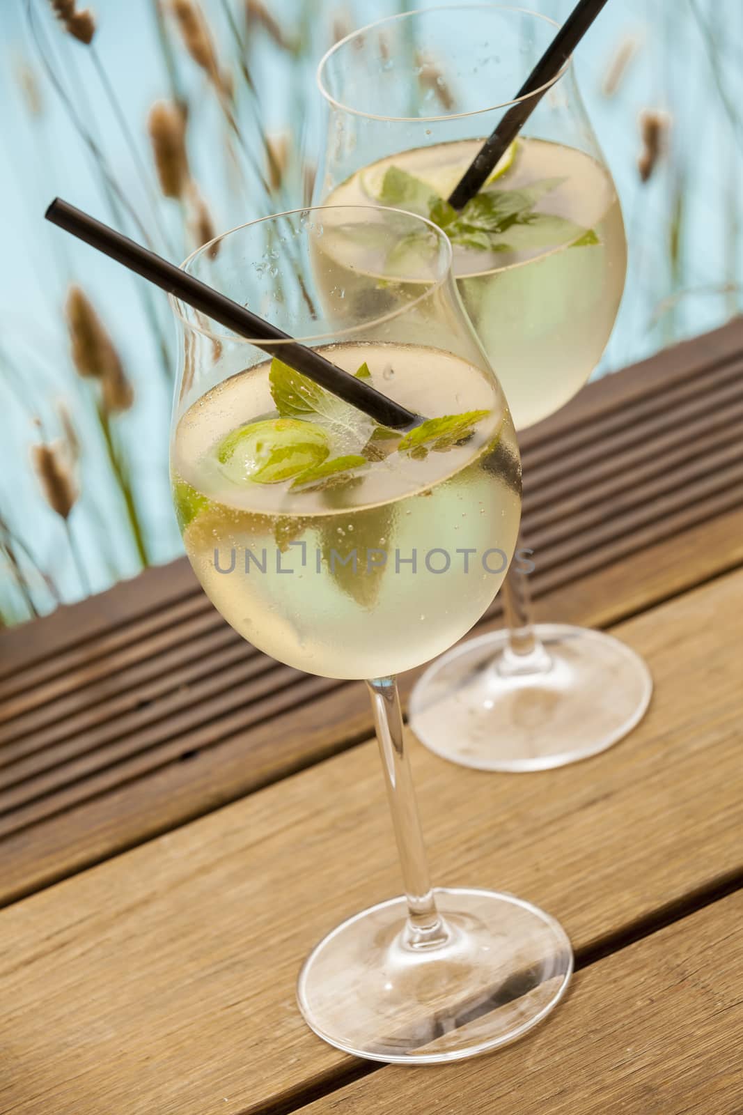 hugo prosecco elderflower soda ice summer drink outdoor aperitif