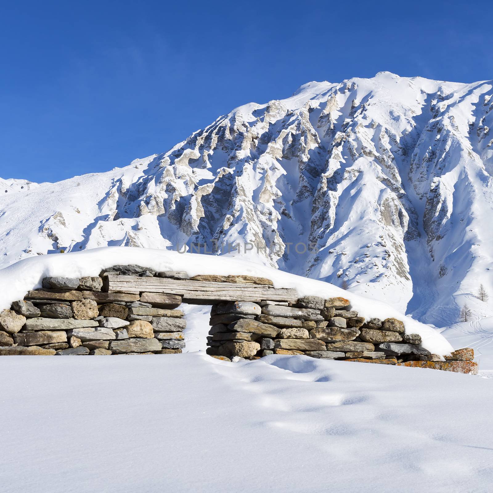 ruins under snow by vwalakte