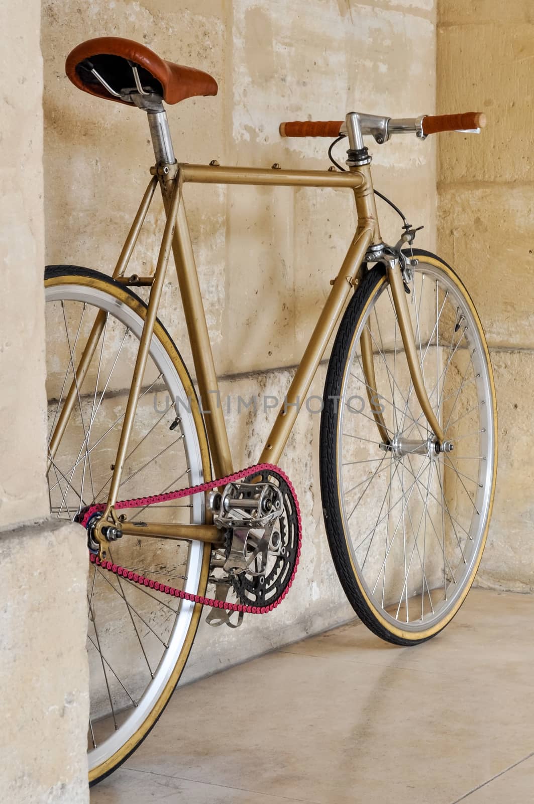 Vintage fixie bicycle with a pink chain