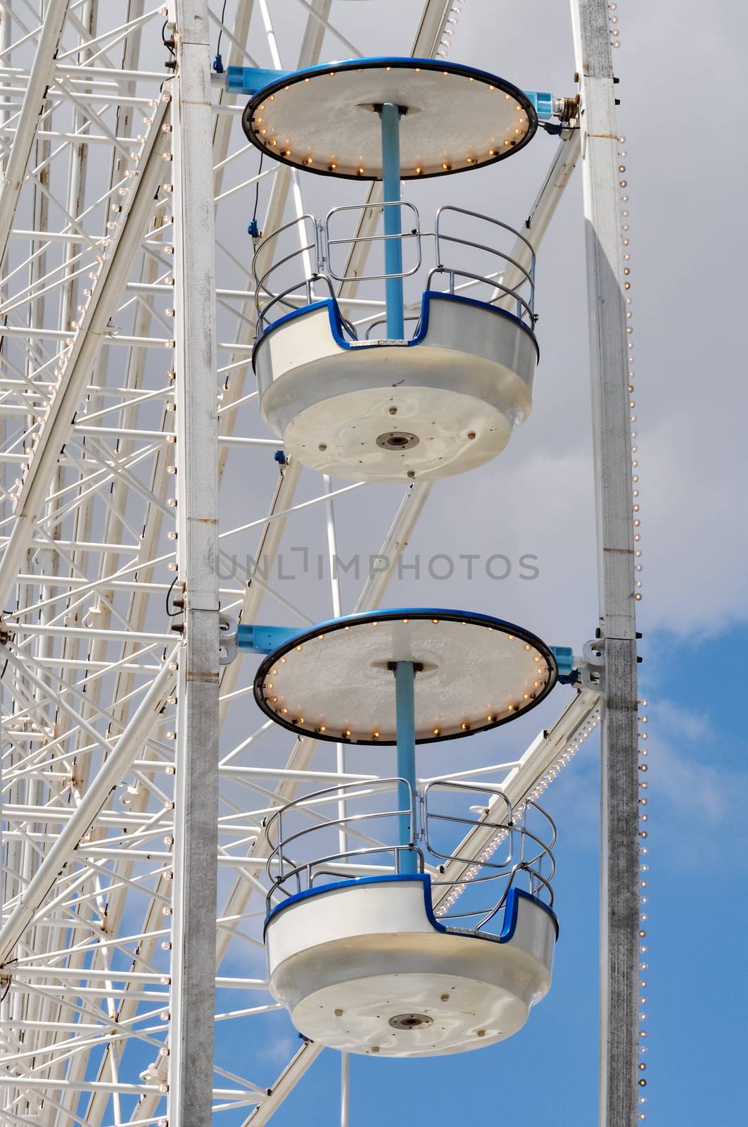 Detail of a ferris wheel by a sunny day