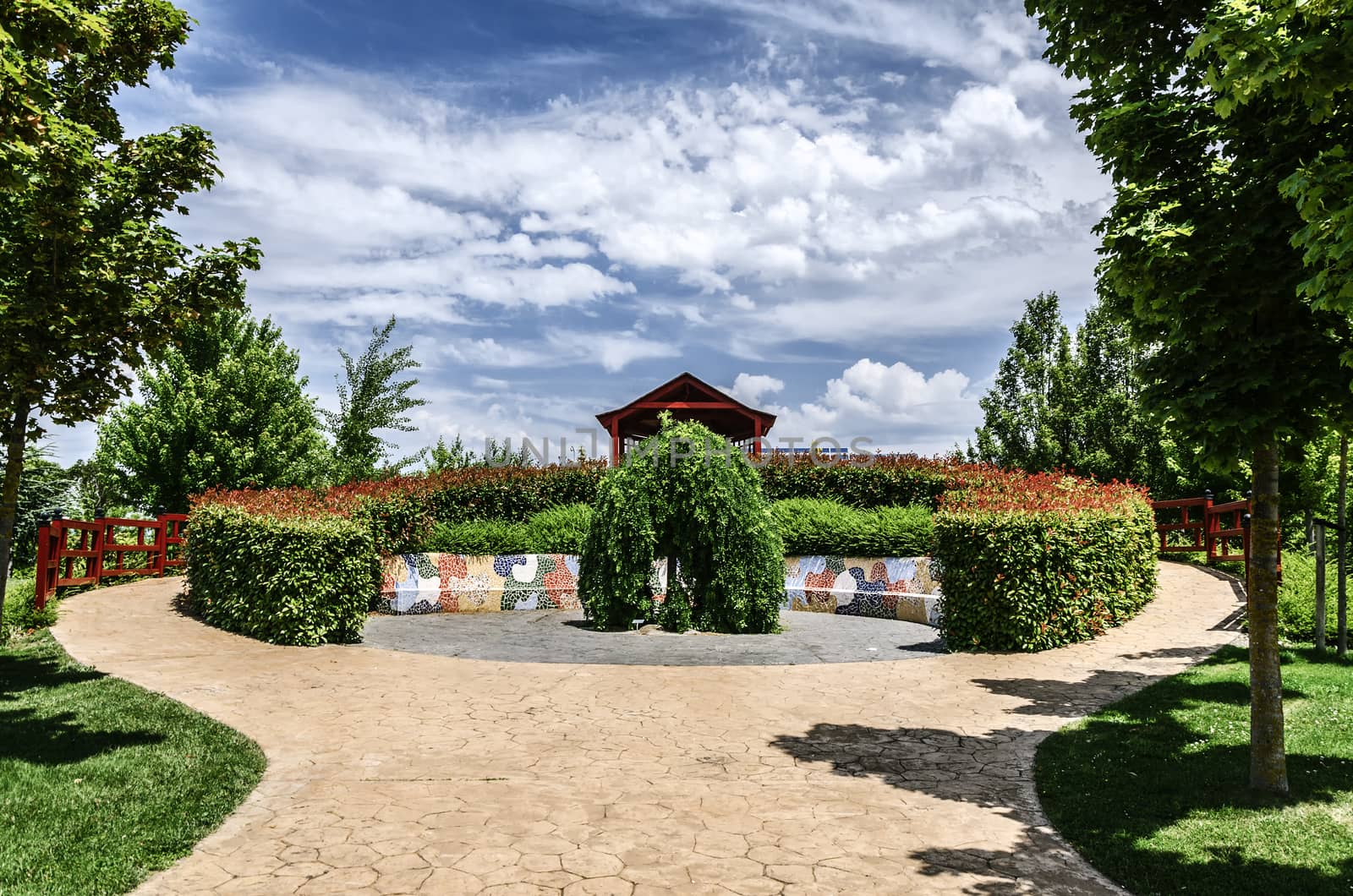The park is like a botanical garden and there are many plants 