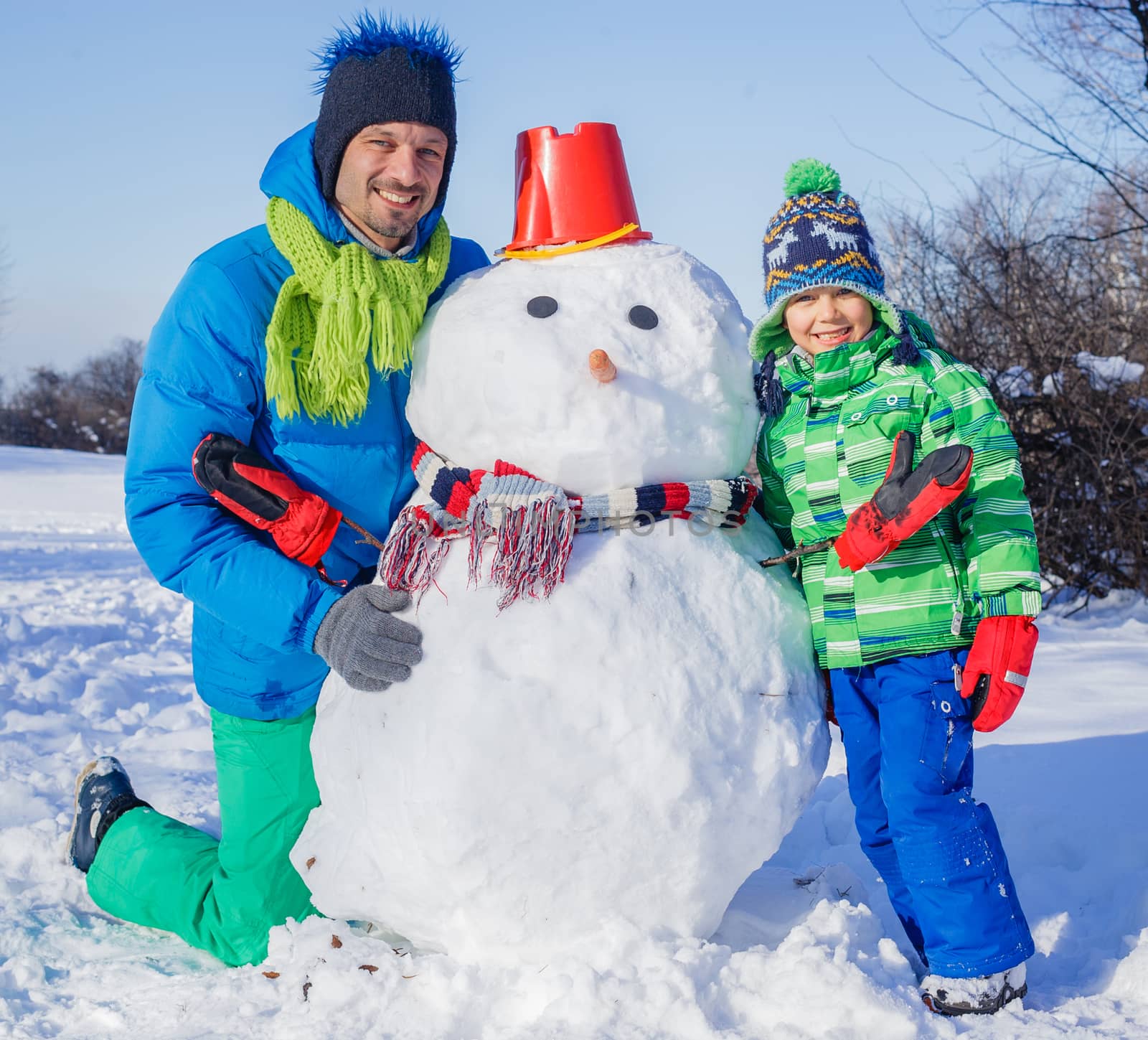 Family building snowman by maxoliki