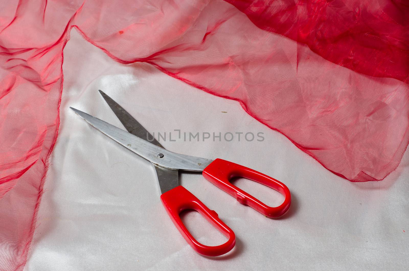 cutting a fabric by sarkao