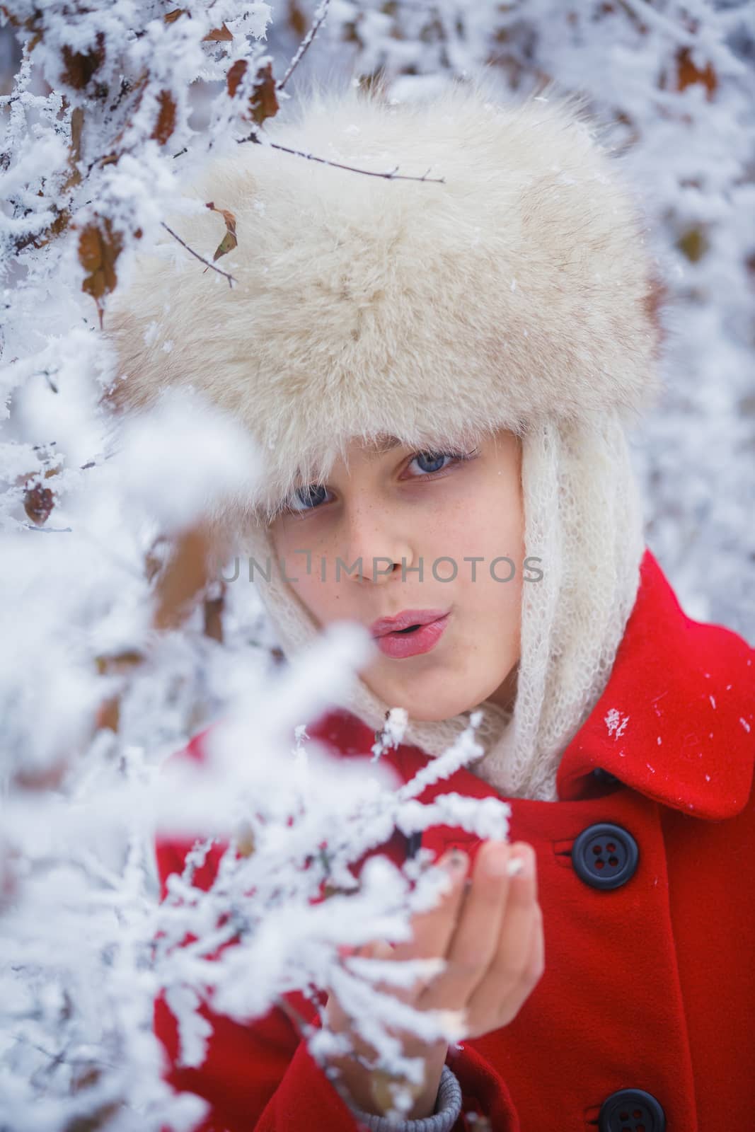Teenager winter girl  by maxoliki