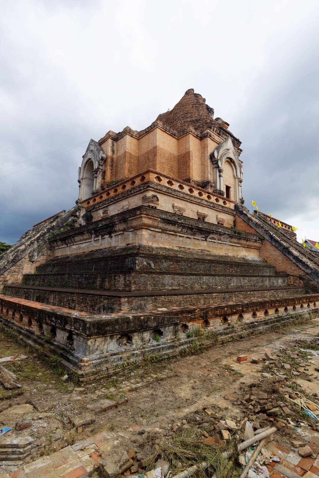 chedi luang temple by cozyta