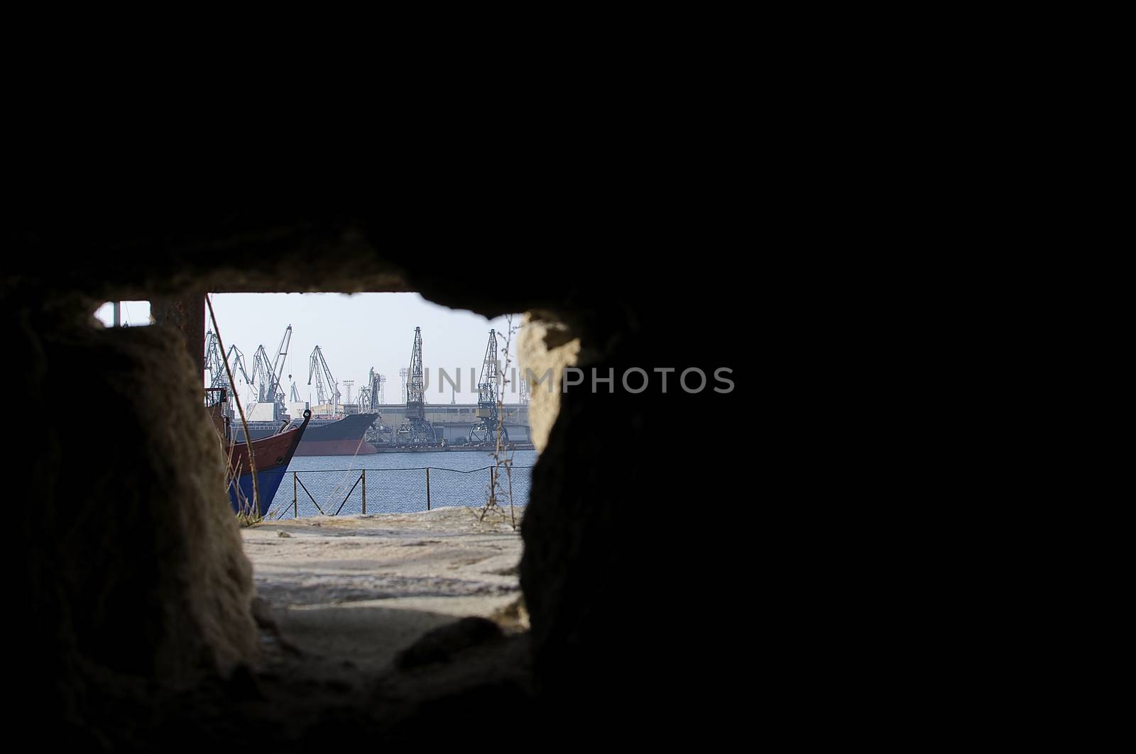 Through the hole by Roger0047