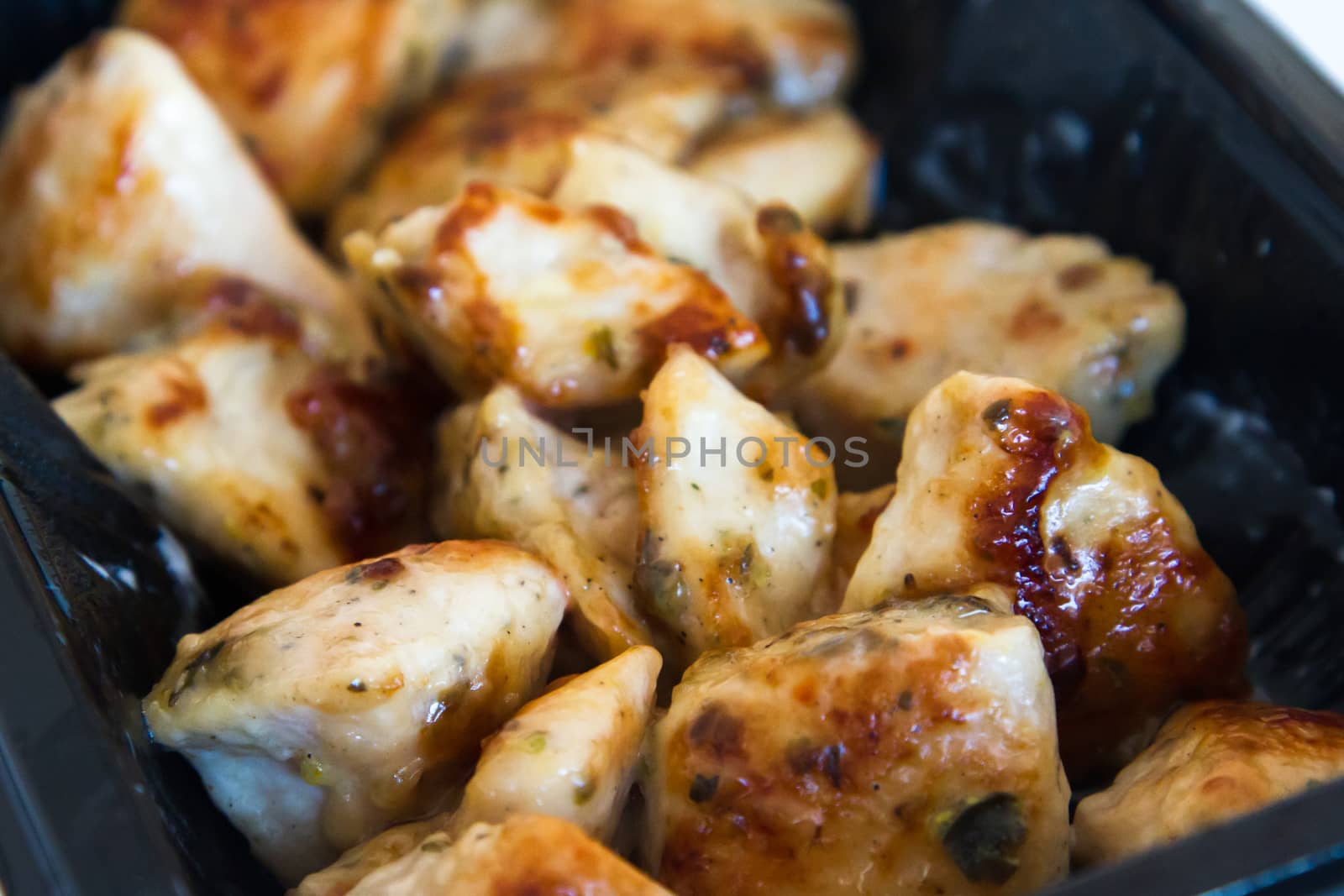 Fried chicken wings with sauce.