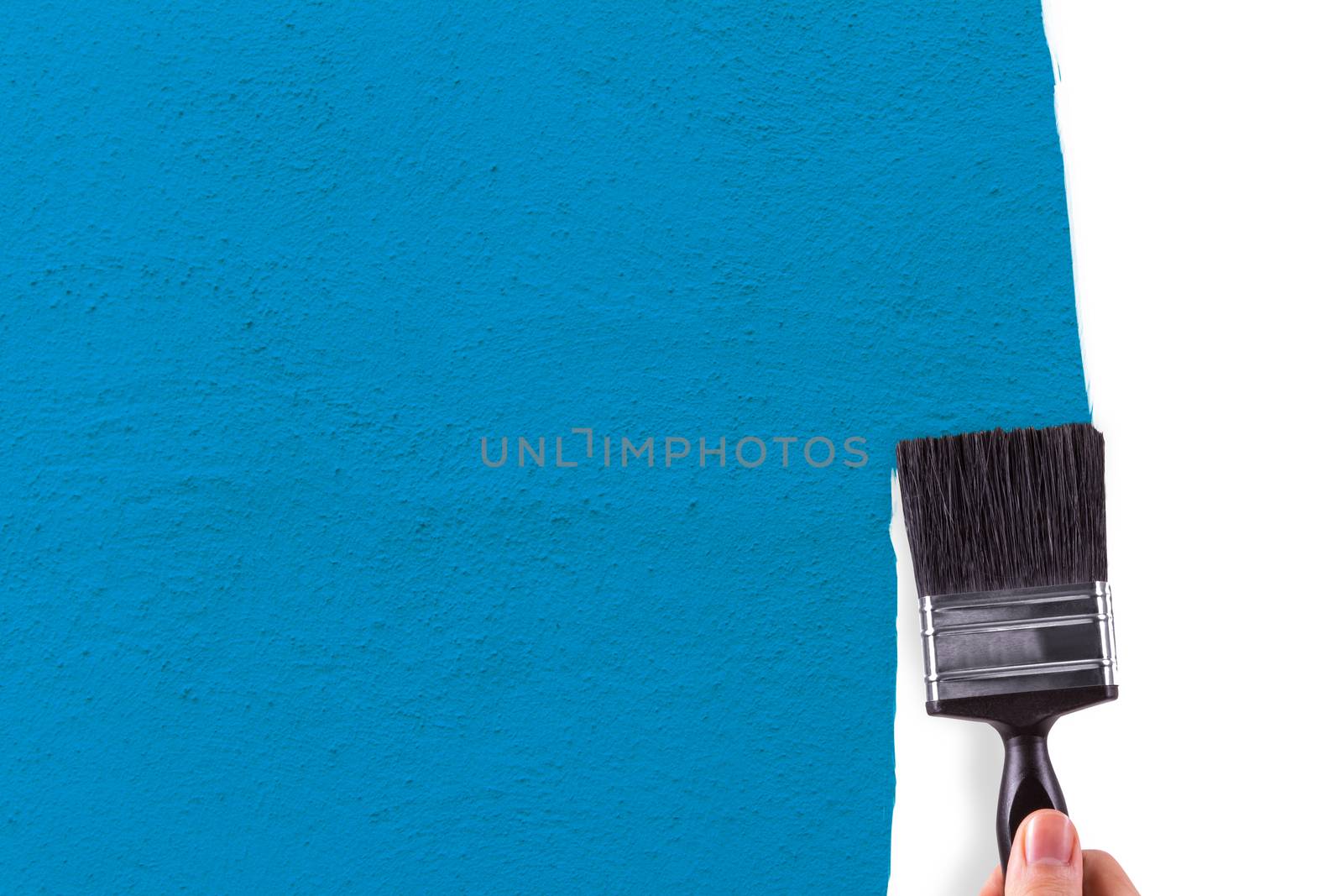 Hand painting white wall with green color.