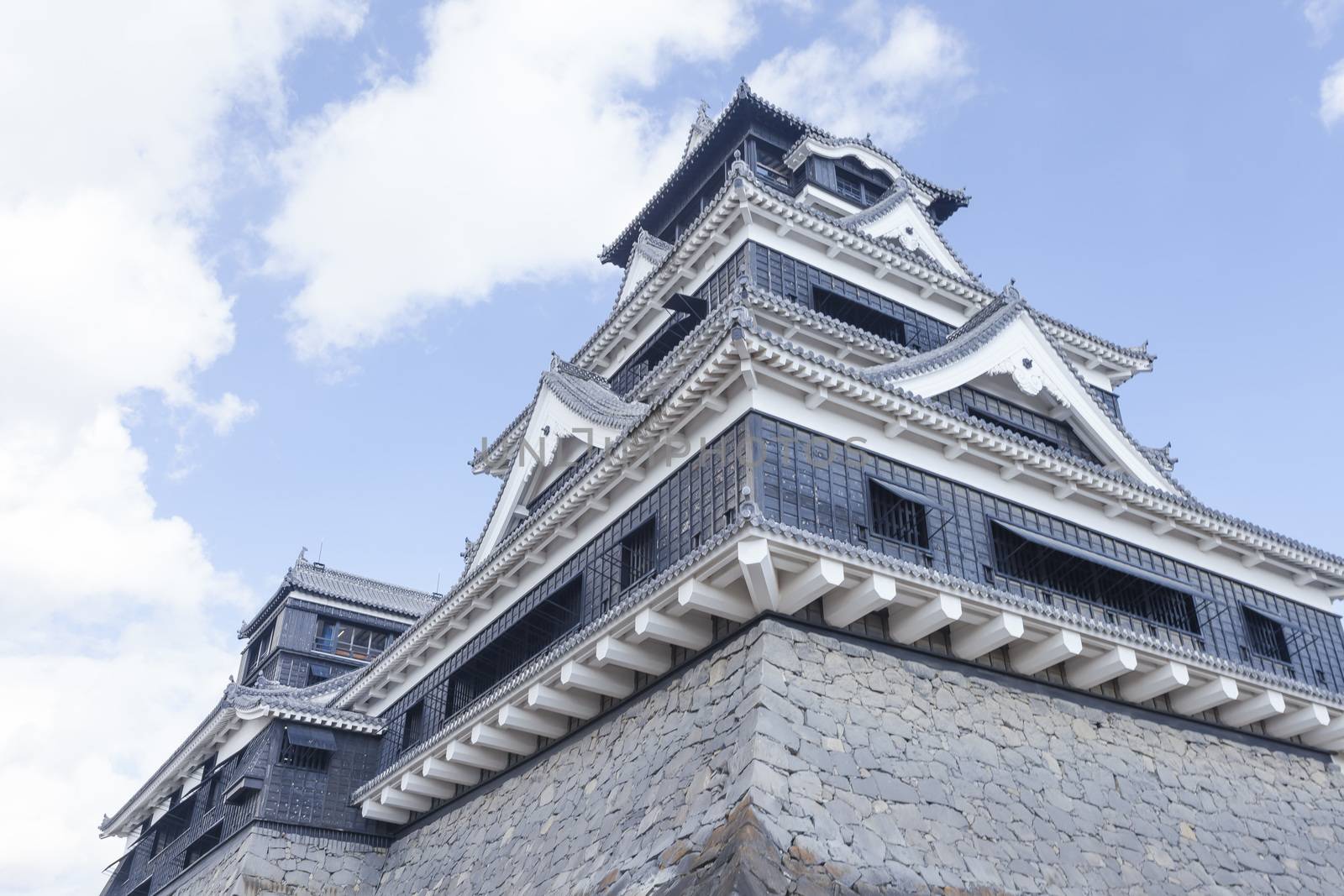 Kumamoto Castle in Japan by kawing921