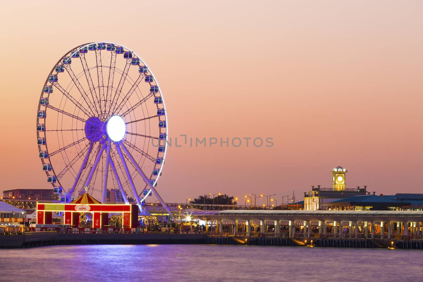 Ferris wheel at sunset by kawing921