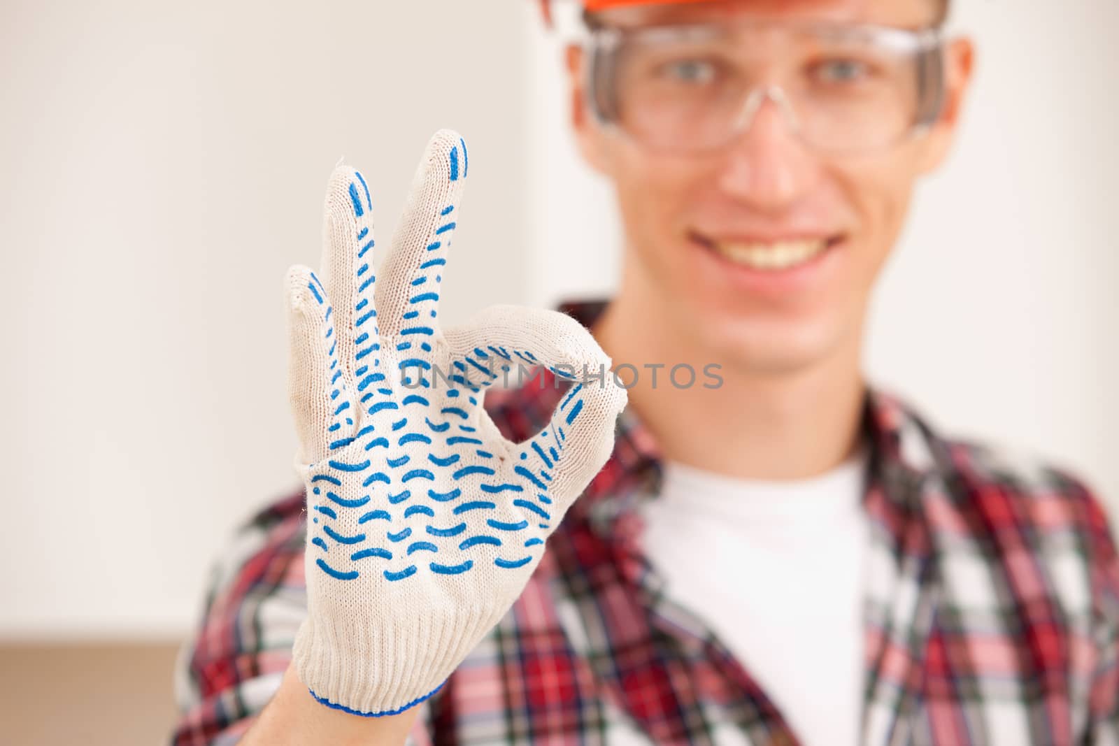 worlman making a perfect gesture with his gloved hand with focus to his hand