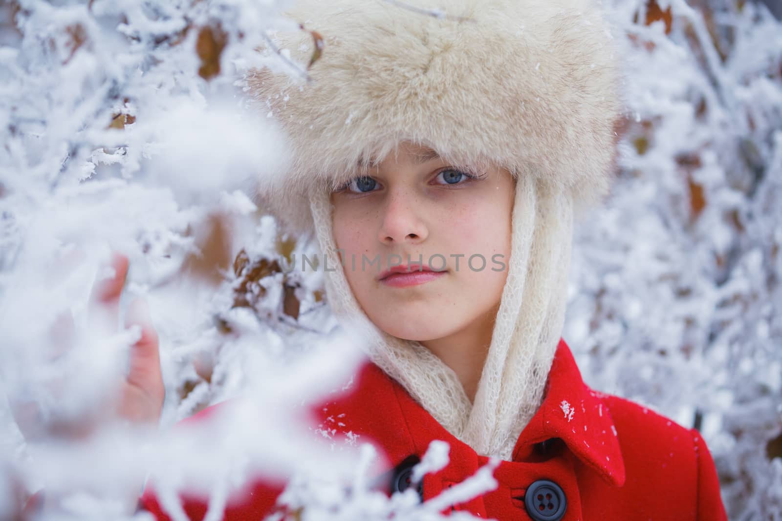 Teenager winter girl  by maxoliki
