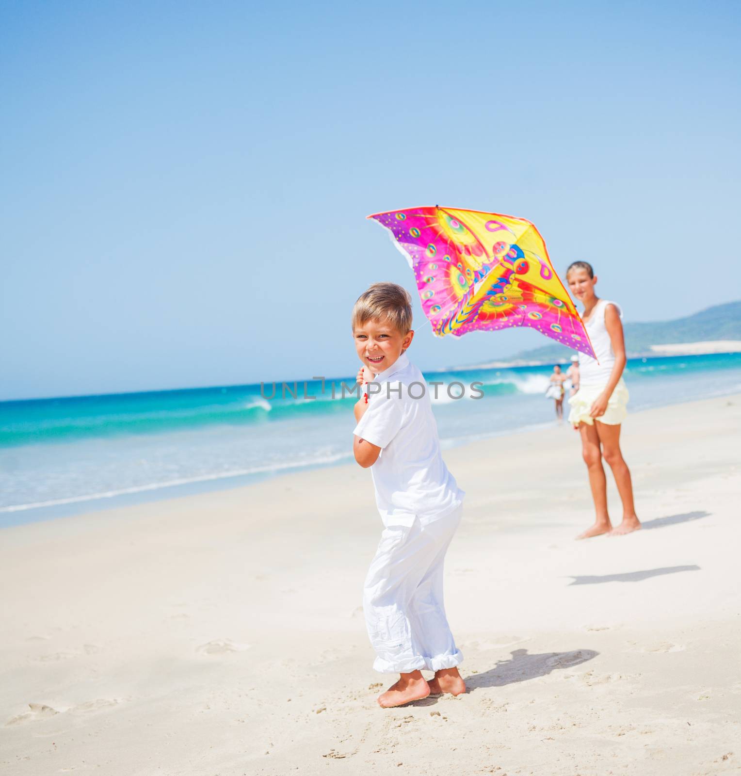 Kids with kite. by maxoliki