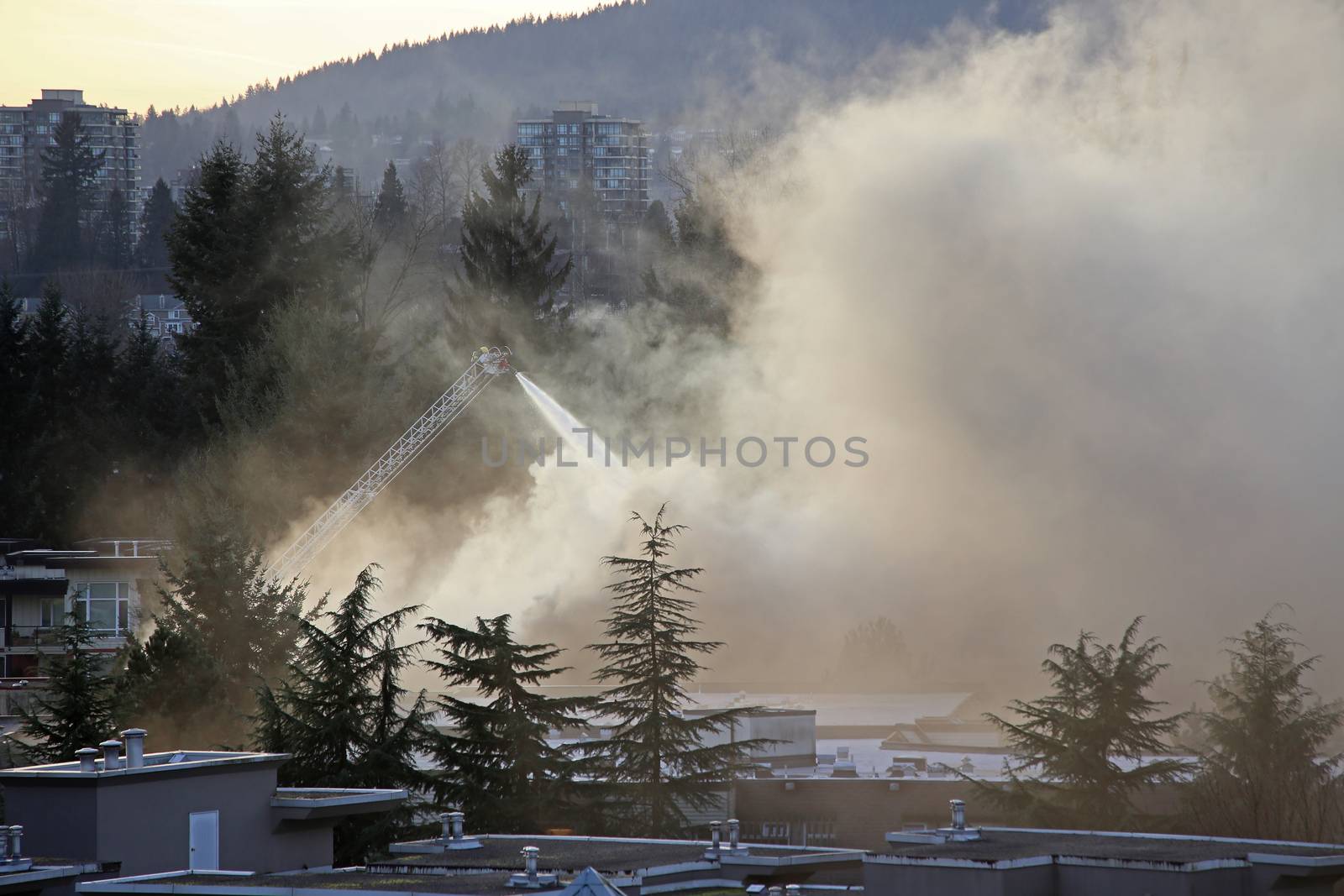 Firefighter crews battling apartment complex fire by payphoto