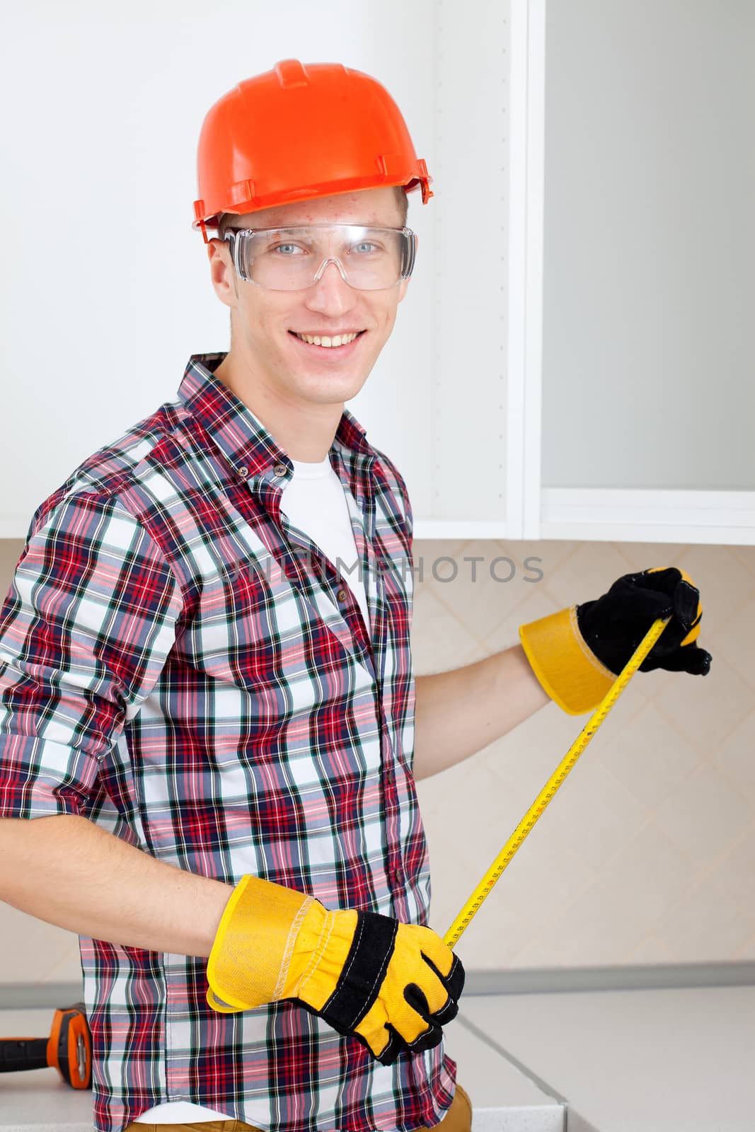  builder measures the length of the tape measure