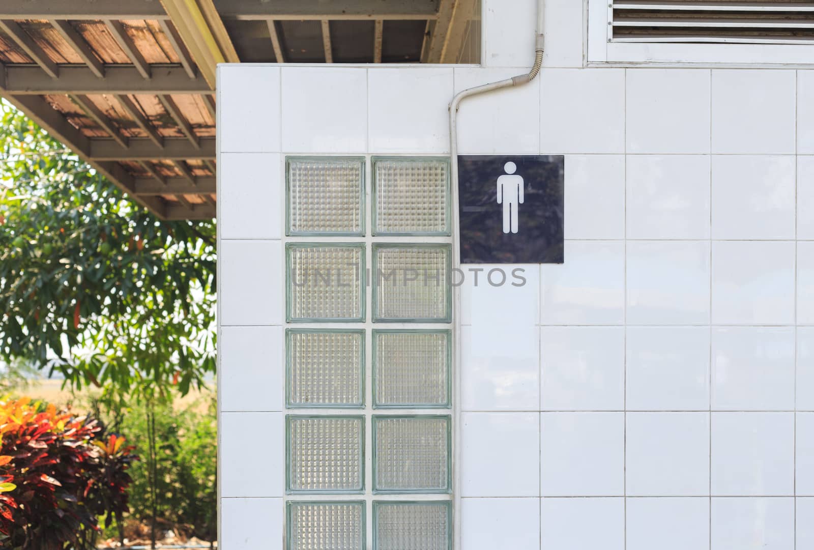 Entrance of the men public toilet by papound