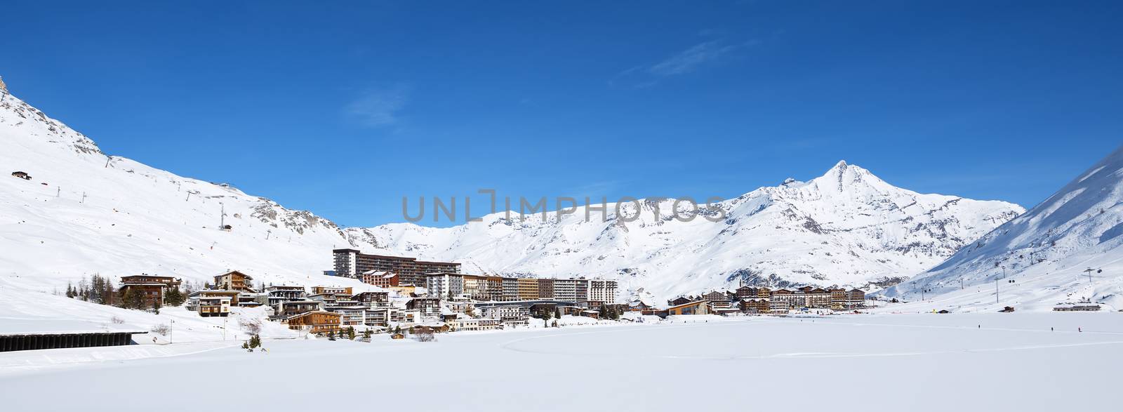 Panoramic view of Tignes village by vwalakte
