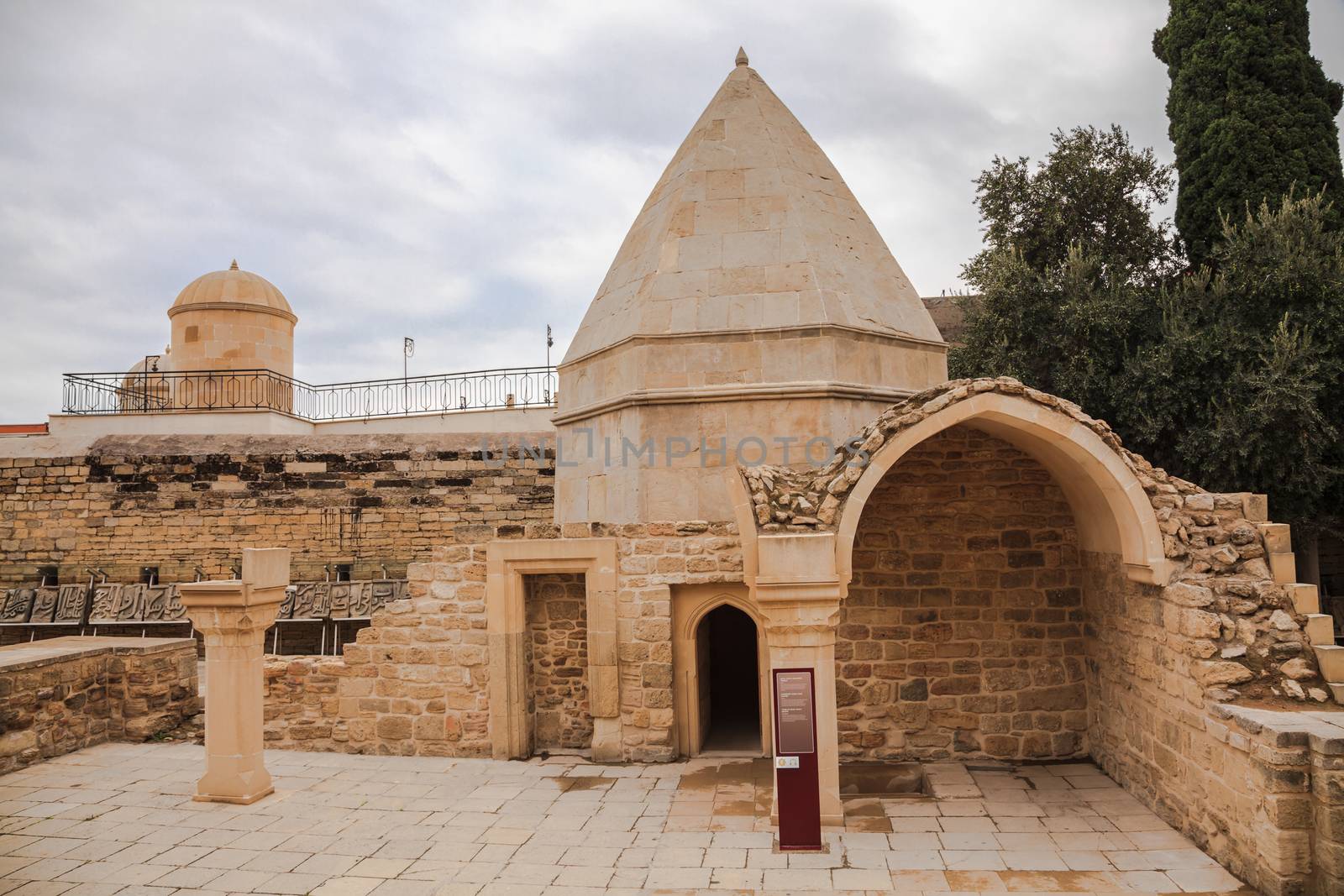 Seyid Yahya Bakuvi's Mausoleum by takepicsforfun