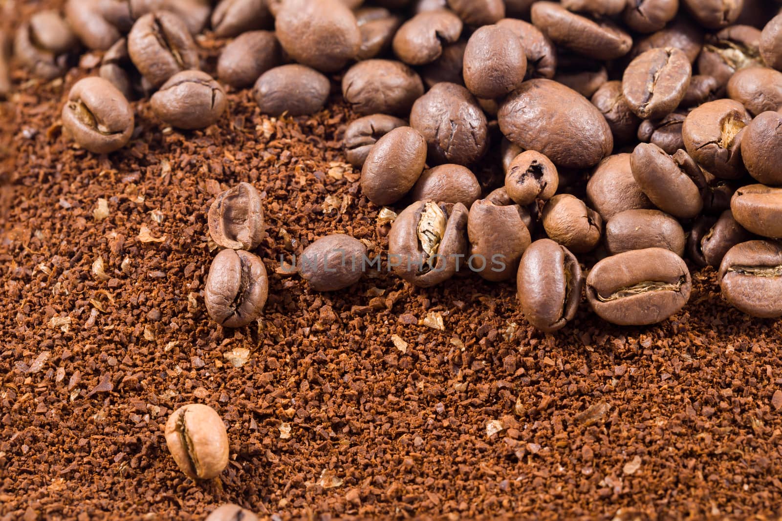 Picture of a group of coffee beans with coffee powder