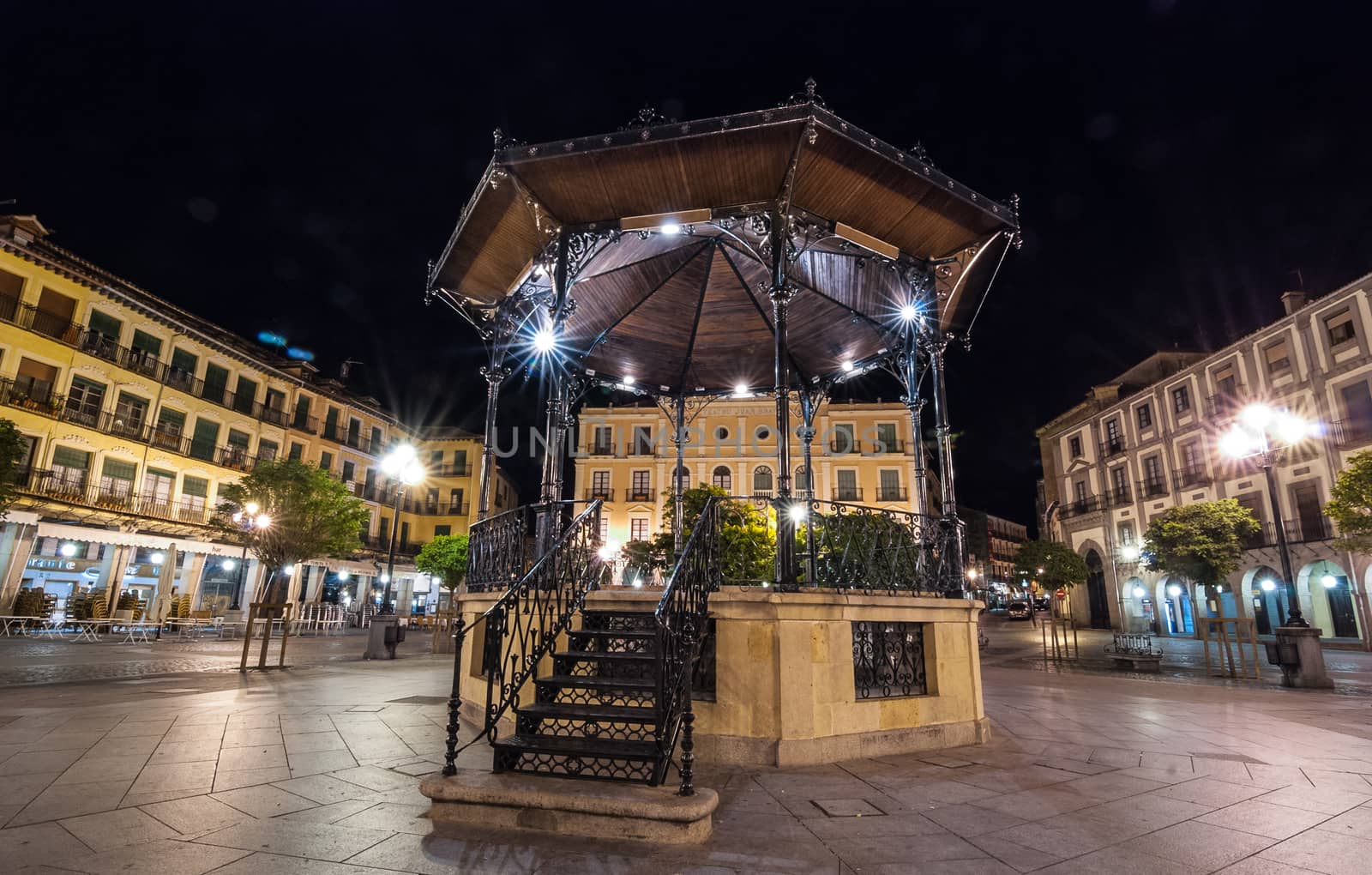 A solo gazebo in the Segovia market square at night.