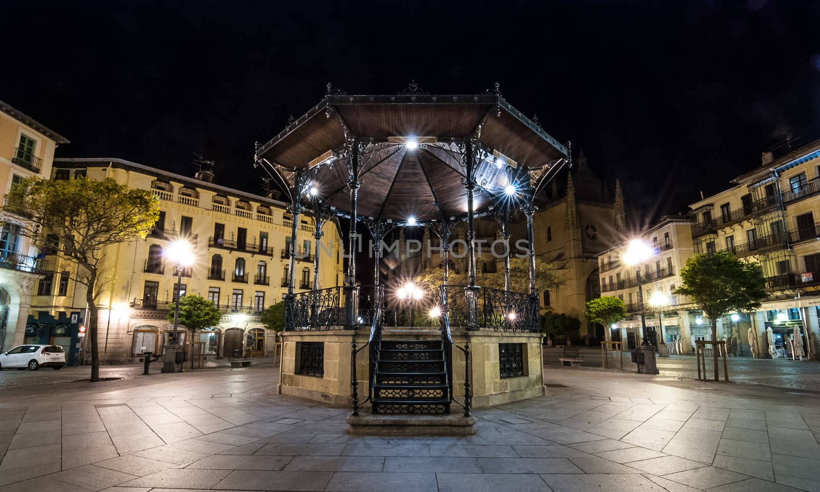 A solo gazebo in the Segovia market square at night.