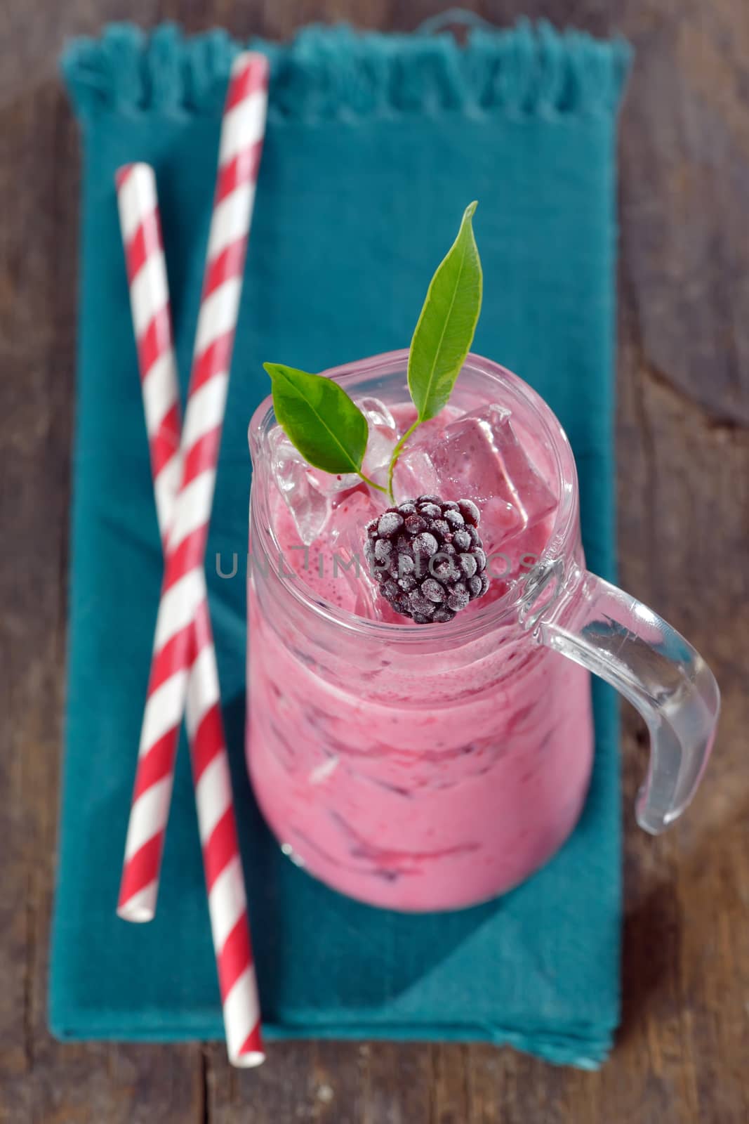  Blackberries smoothie drink with ice