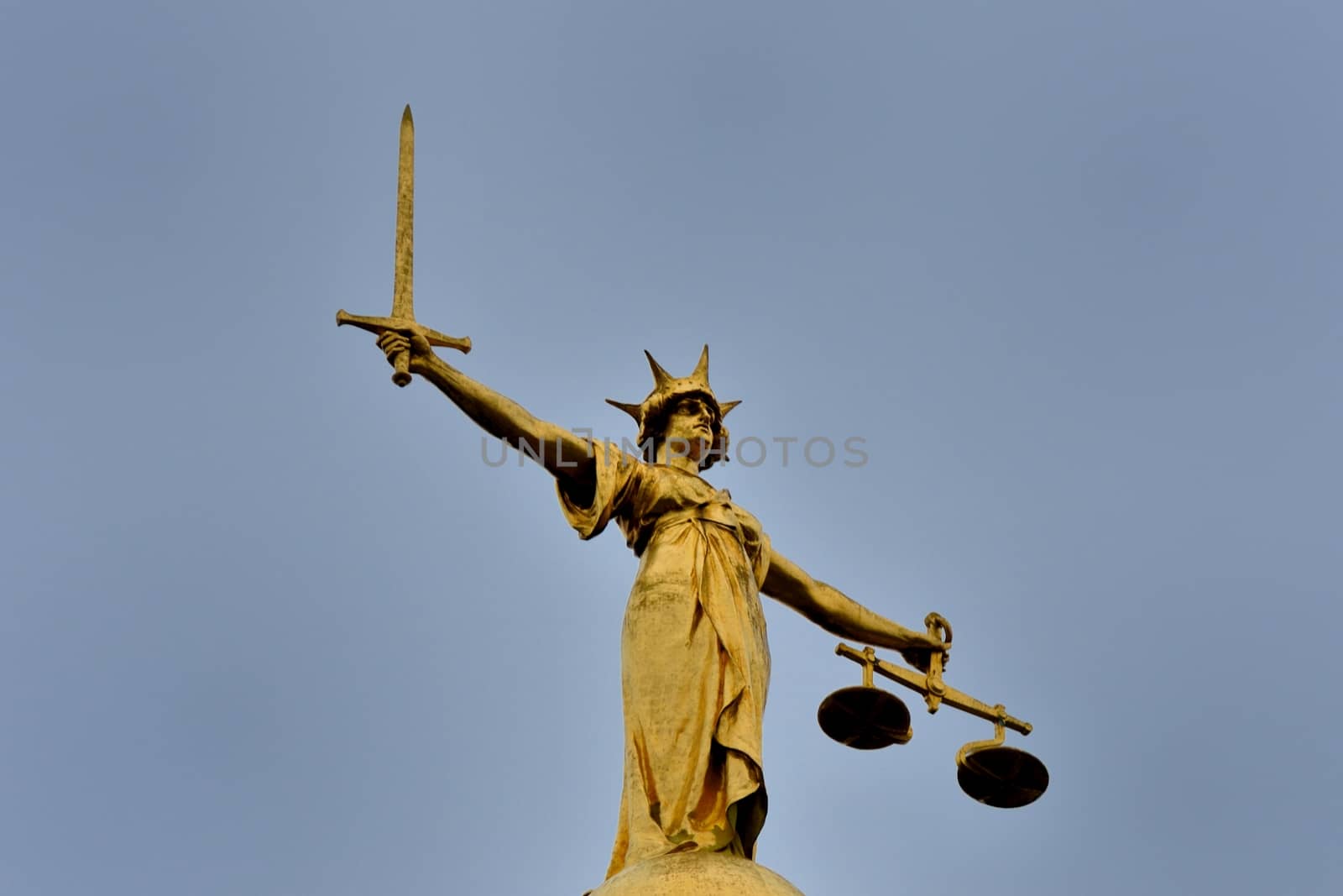 Justice statue on top of old bailey by pauws99