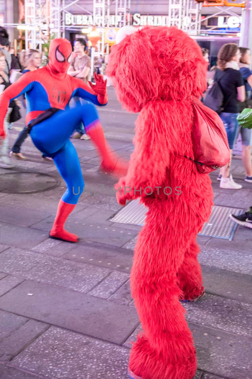 Elmo fights Spiderman by derejeb