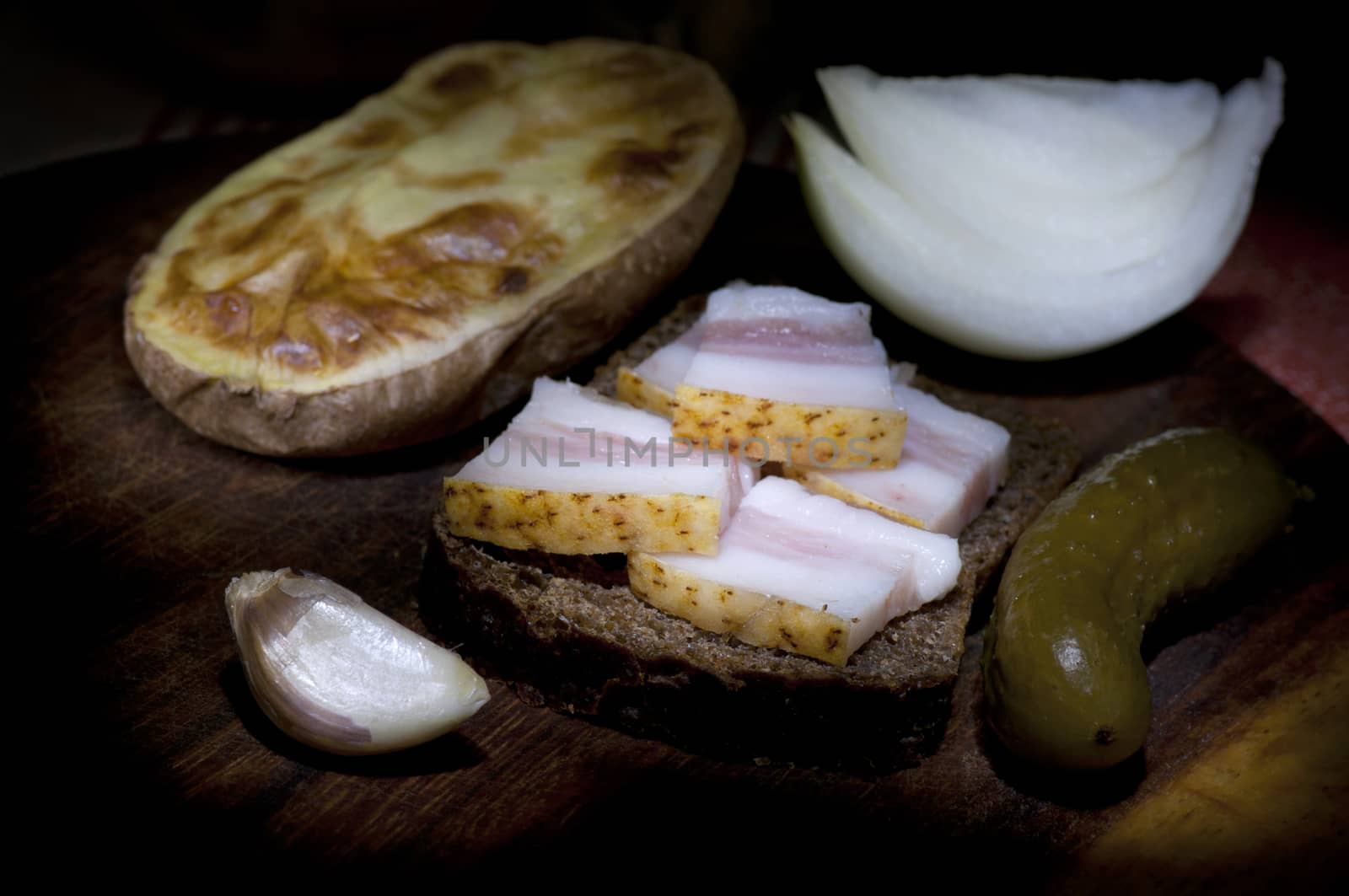 Sandwich with salted lard, served with onion, cucumber and garlic