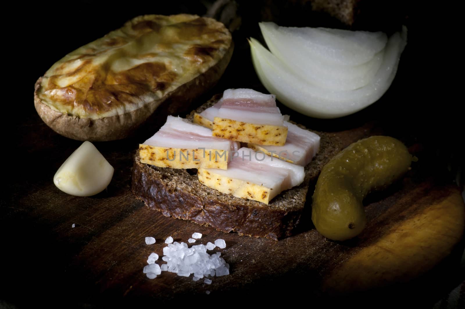 Sandwich with salted lard, served with onion, cucumber and garlic