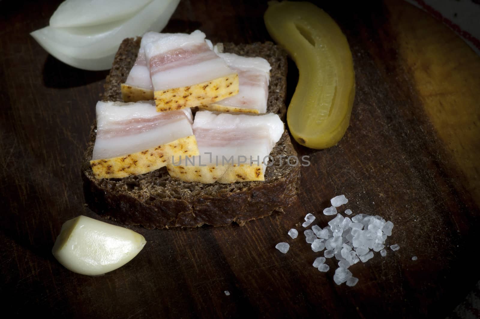 Sandwich with salted lard, served with onion, cucumber and garlic