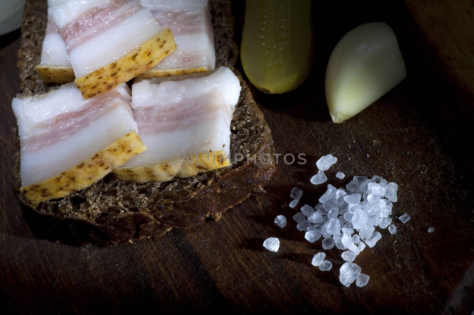 Sandwich with salted lard, served with onion, cucumber and garlic