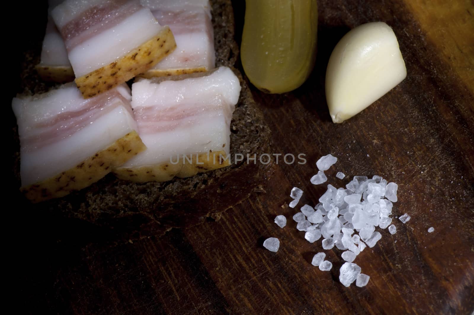 Sandwich with salted lard, served with onion, cucumber and garlic