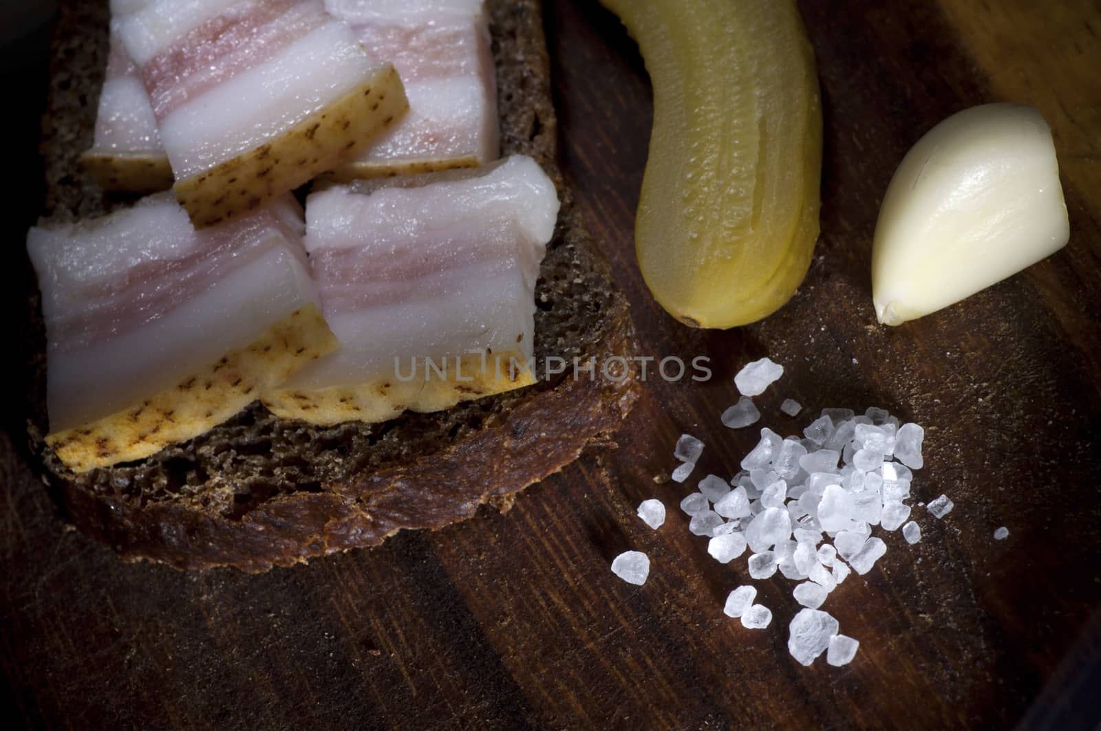 Sandwich with salted lard, served with onion, cucumber and garlic