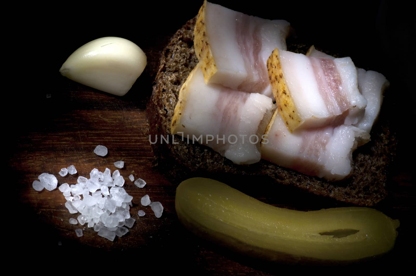 Sandwich with salted lard, served with onion, cucumber and garlic