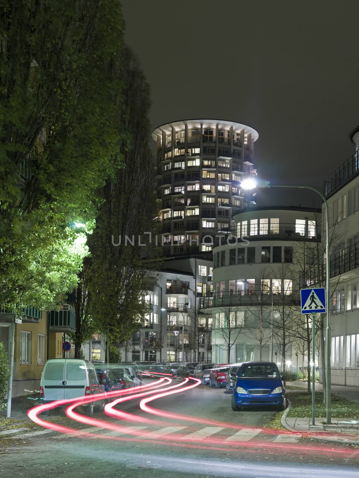 Traffic in movement at night at a recidential neighborhood