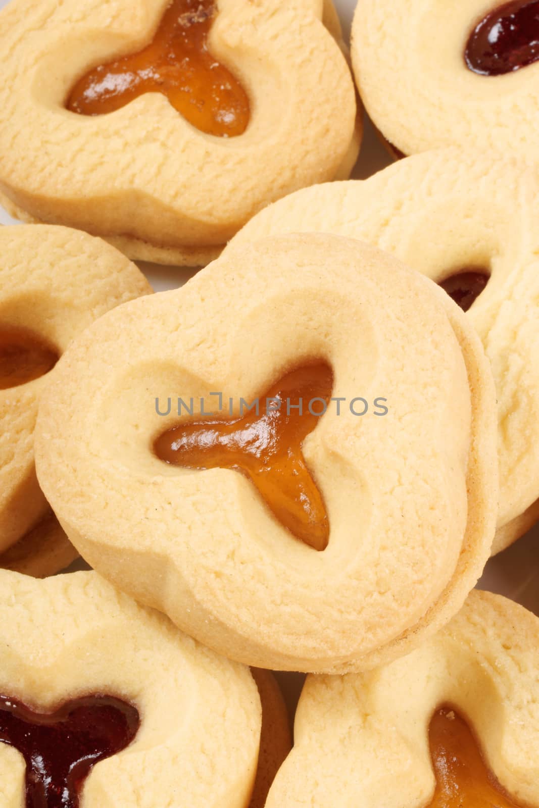 Close-up of some shortcrust pastry biscuits with apricot and plum jam.