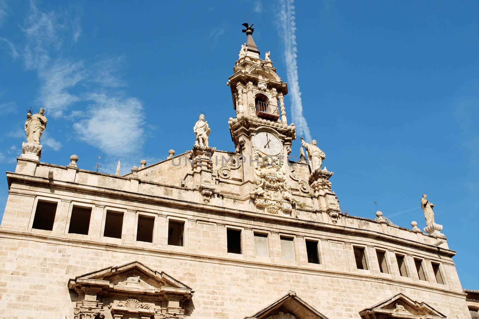 The Santos Juanes church is one of the oldest in Valencia. It is also known as the church of San Juan del Mercado (Saint John of the Market). It was built in the 14th century and its original architecture is gothic in style.