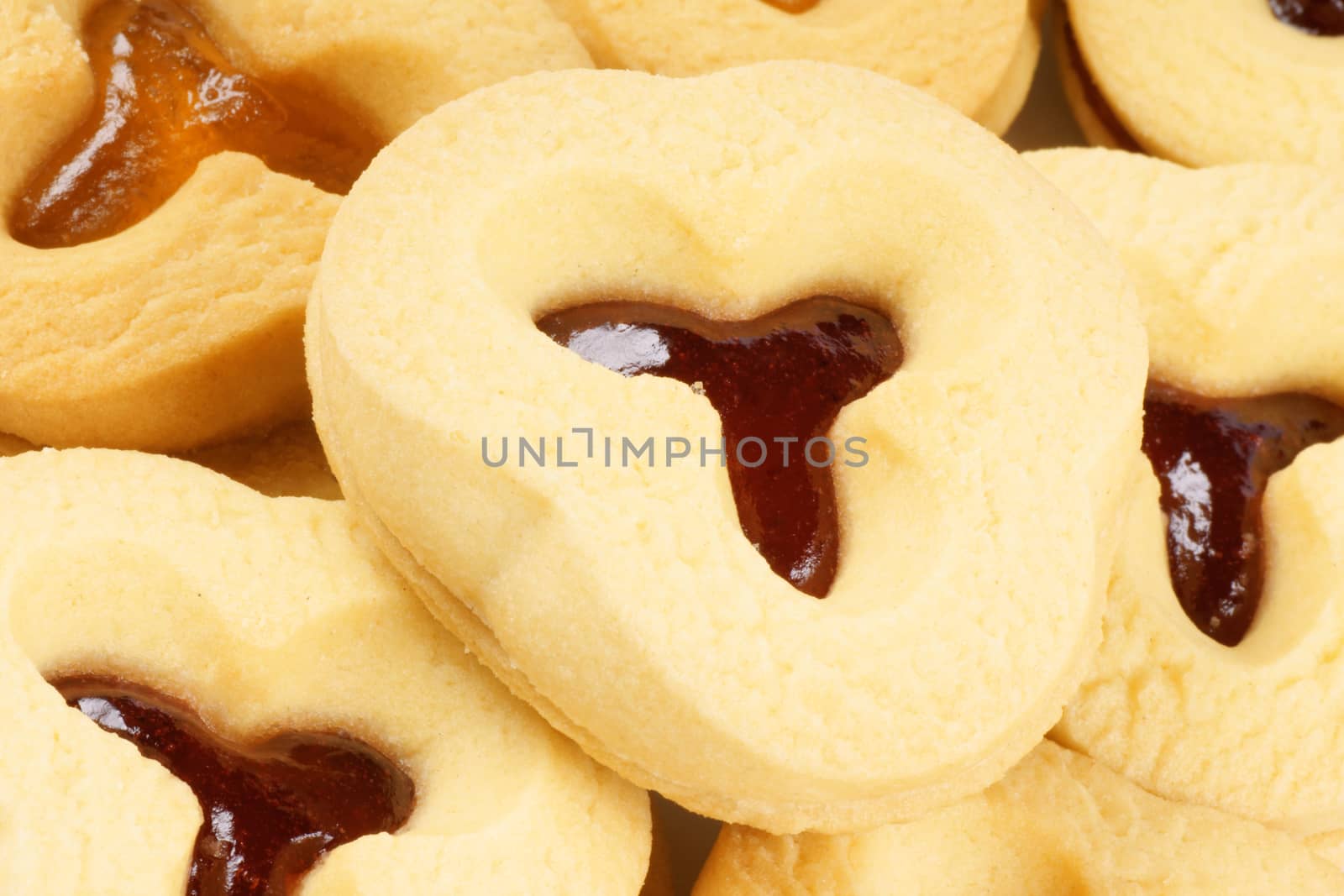 Close-up of some shortcrust pastry biscuits with apricot and plum jam.