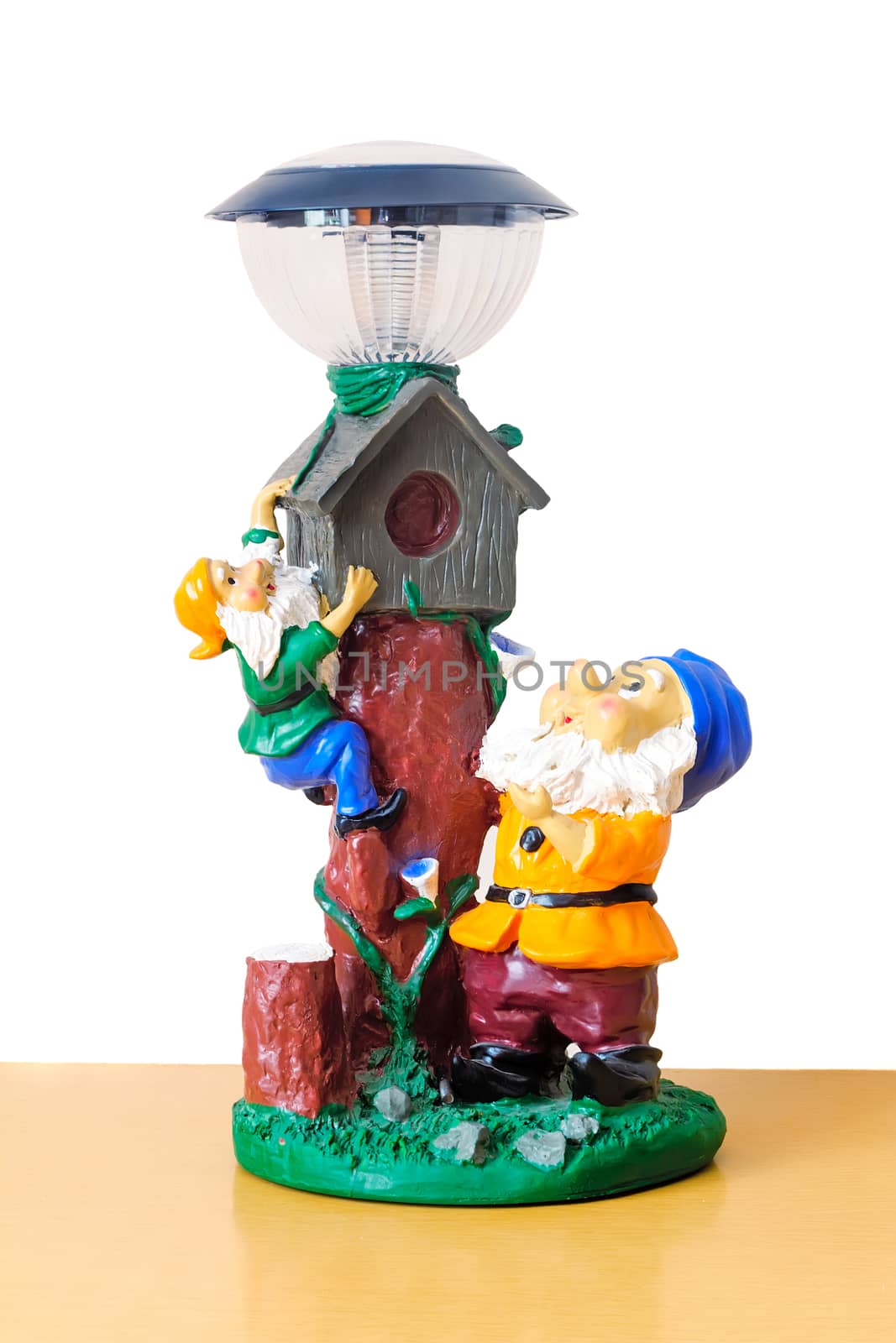 Lamp, decorated with figures of dwarves, establishing the birdhouse.
�������������������� �������������� ��GoogleBing
������������������	
