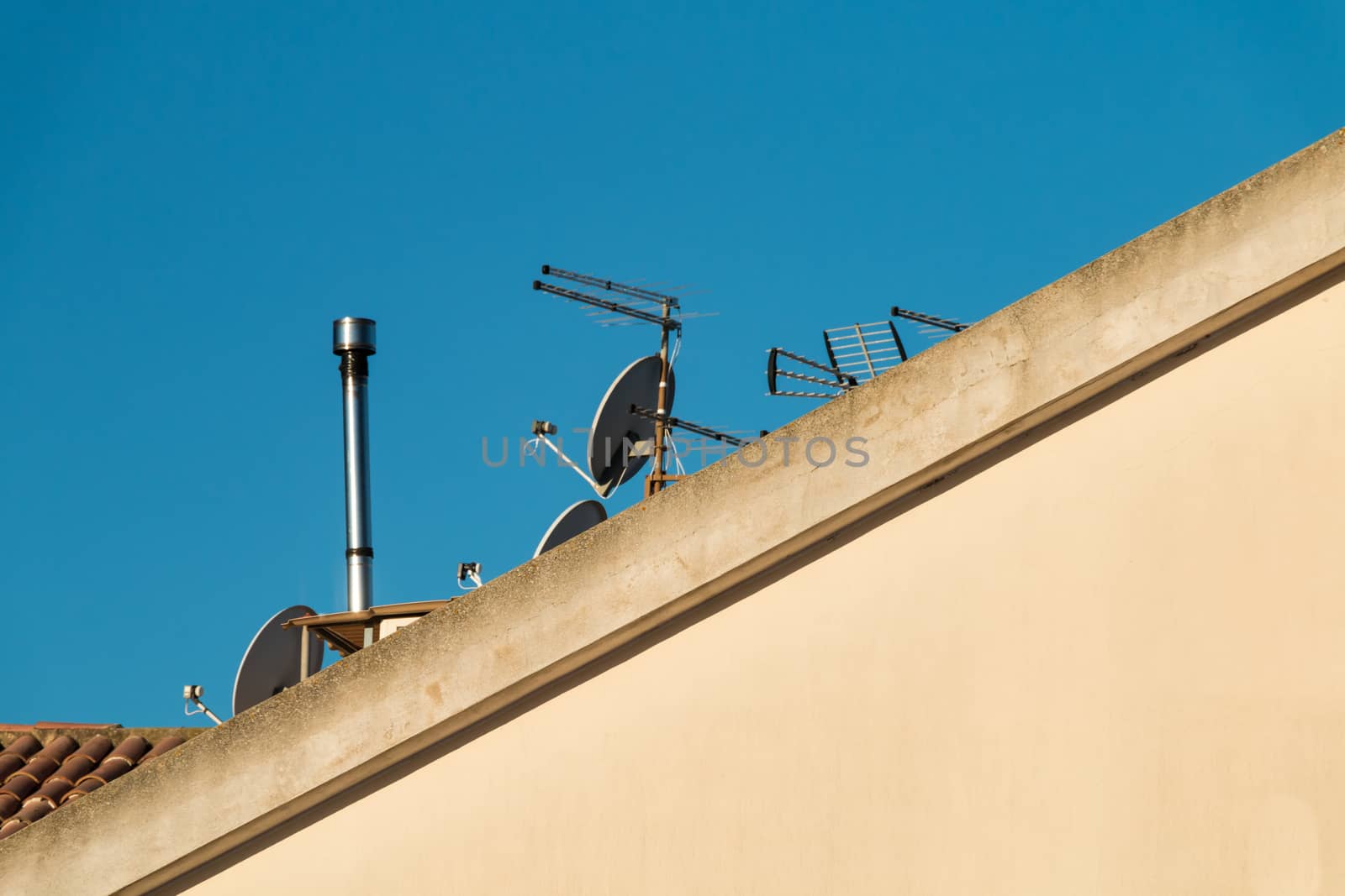 Roof with antennas for TV reception