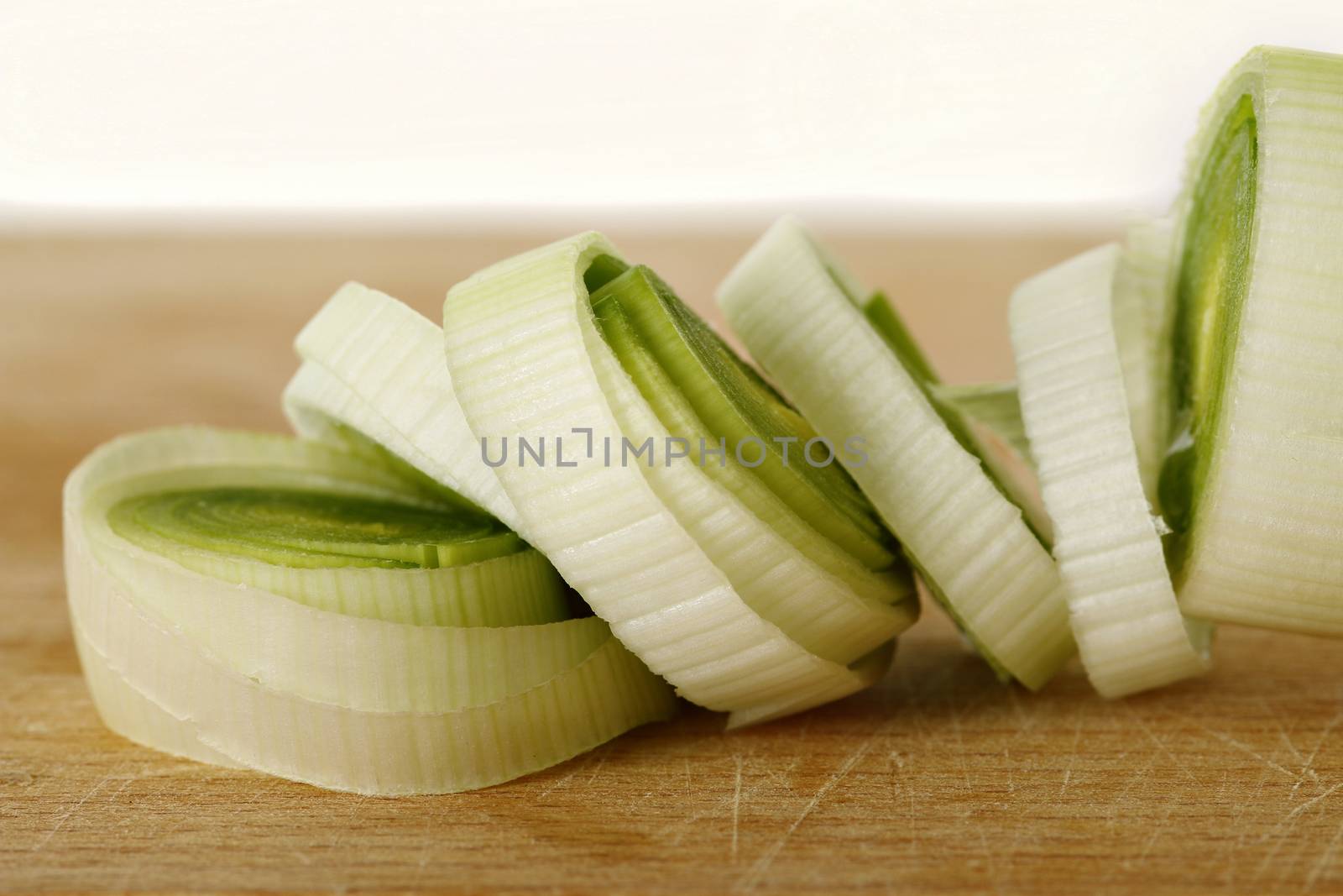 Leek is widely used in soups, sauces or sliced bread, it should not be missing in fish soups and as an ingredient in cooking fish and crabs, but also smoked sausages, pork and lamb.