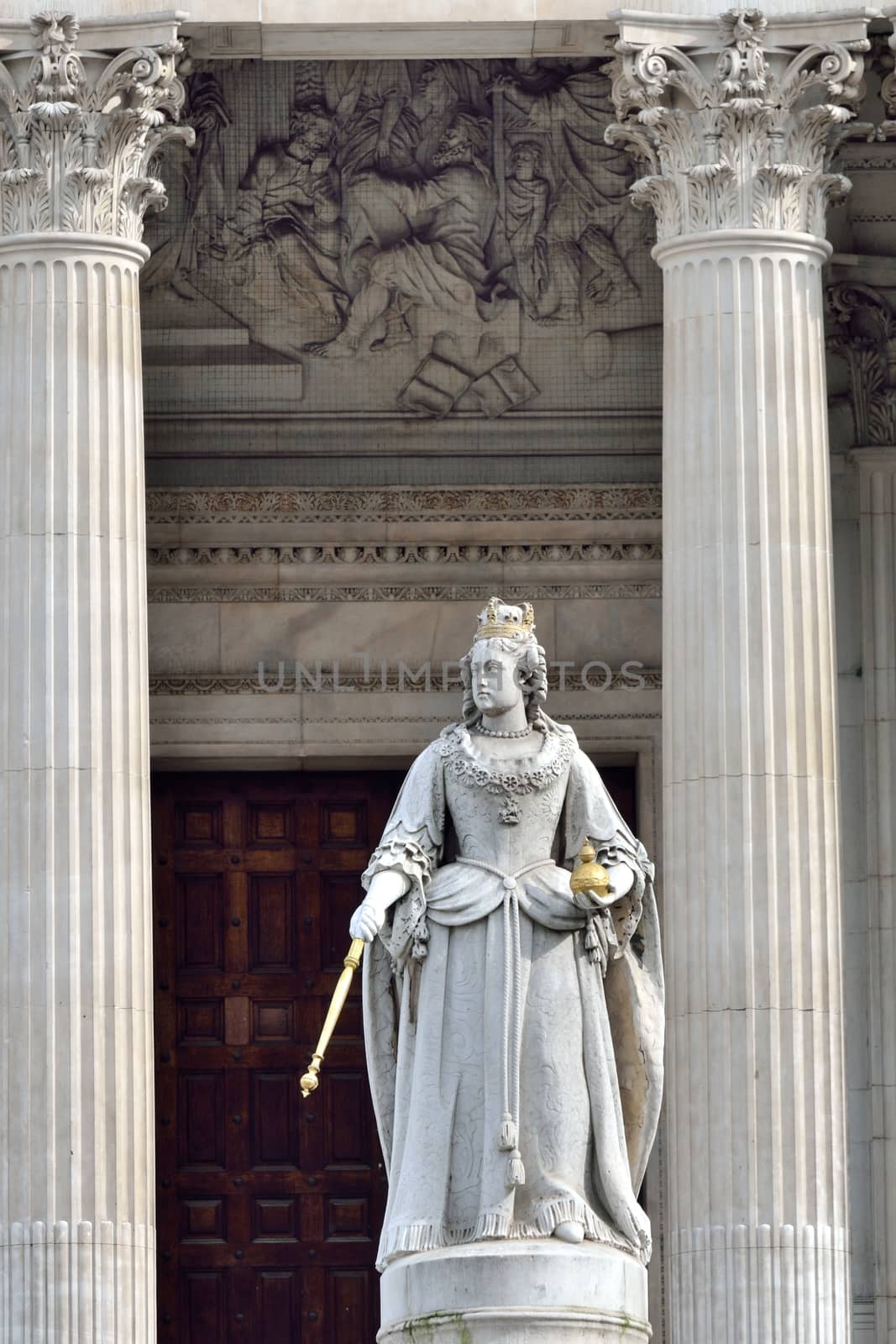 Statue of Queen Victoria in front of St Pauls