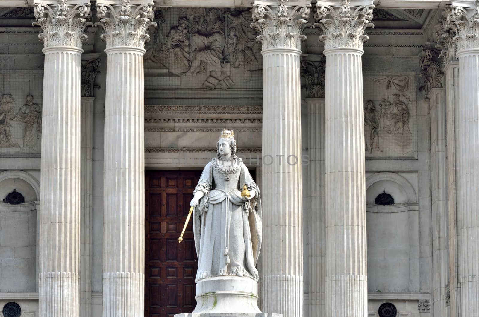 Statue of Queen Victoria in front of St Pauls with columns by pauws99