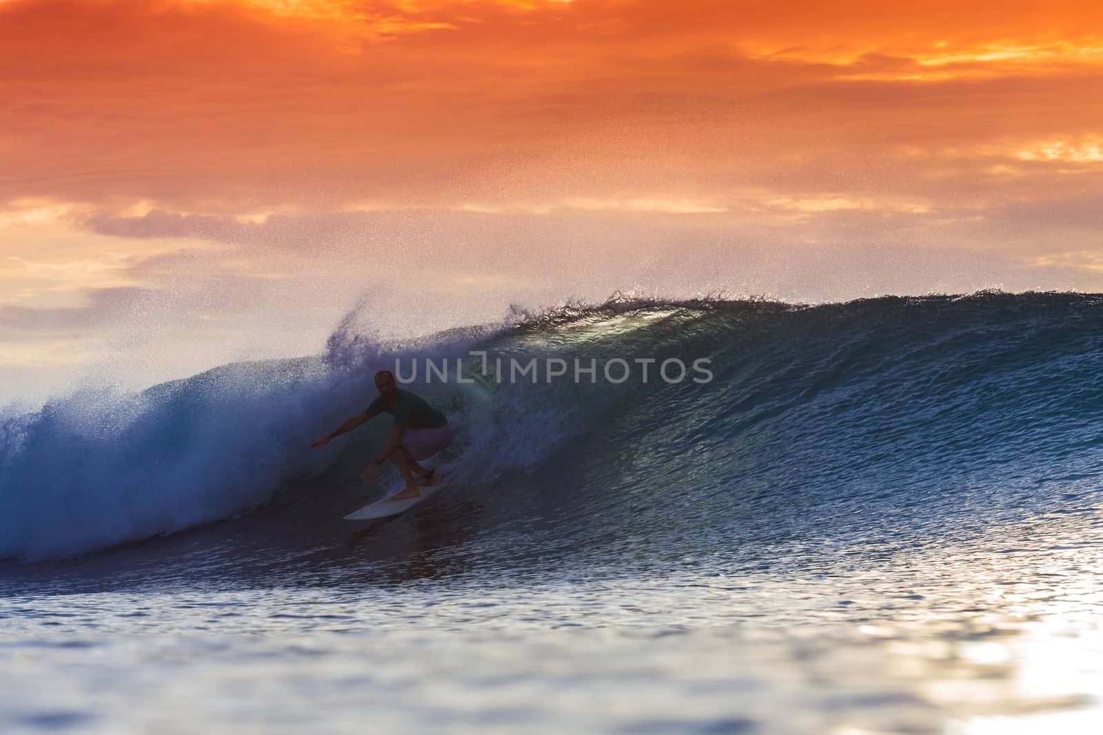 Surfer on Amazing Wave by truphoto