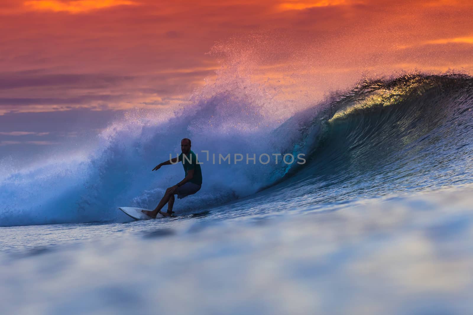 Surfer on Amazing Wave by truphoto