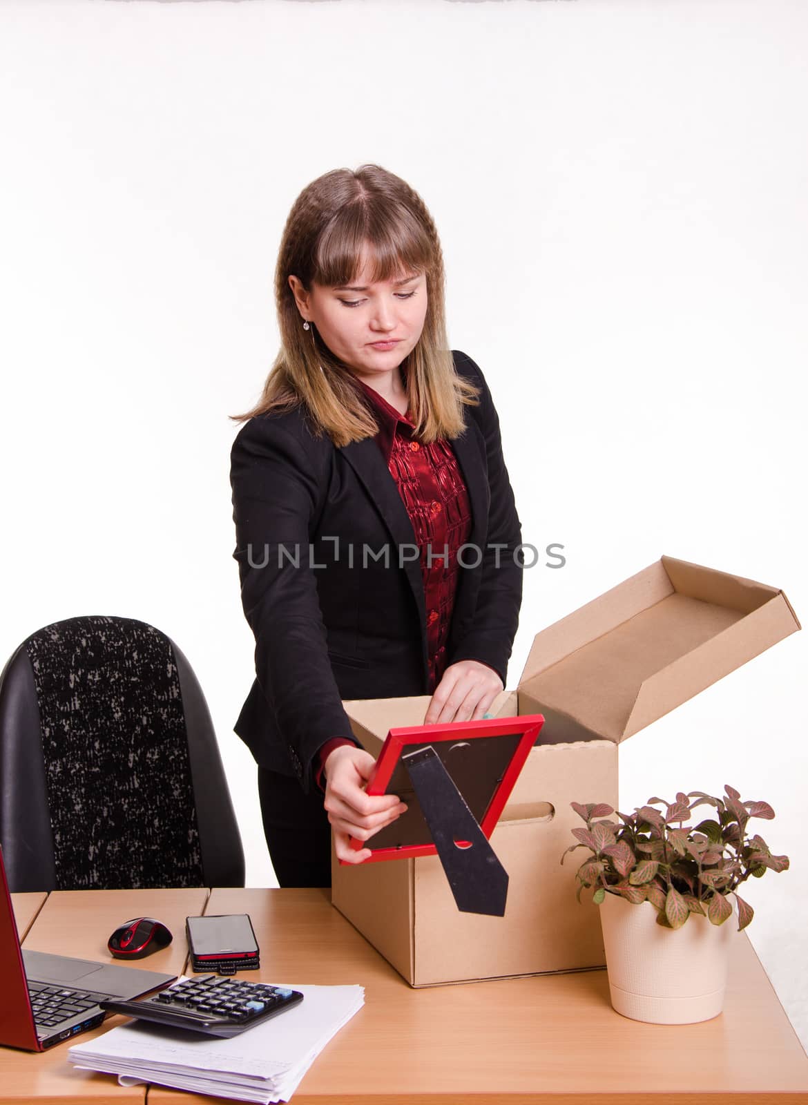 Woman fired or hired in the office and collect or parses personal belongings out of the box