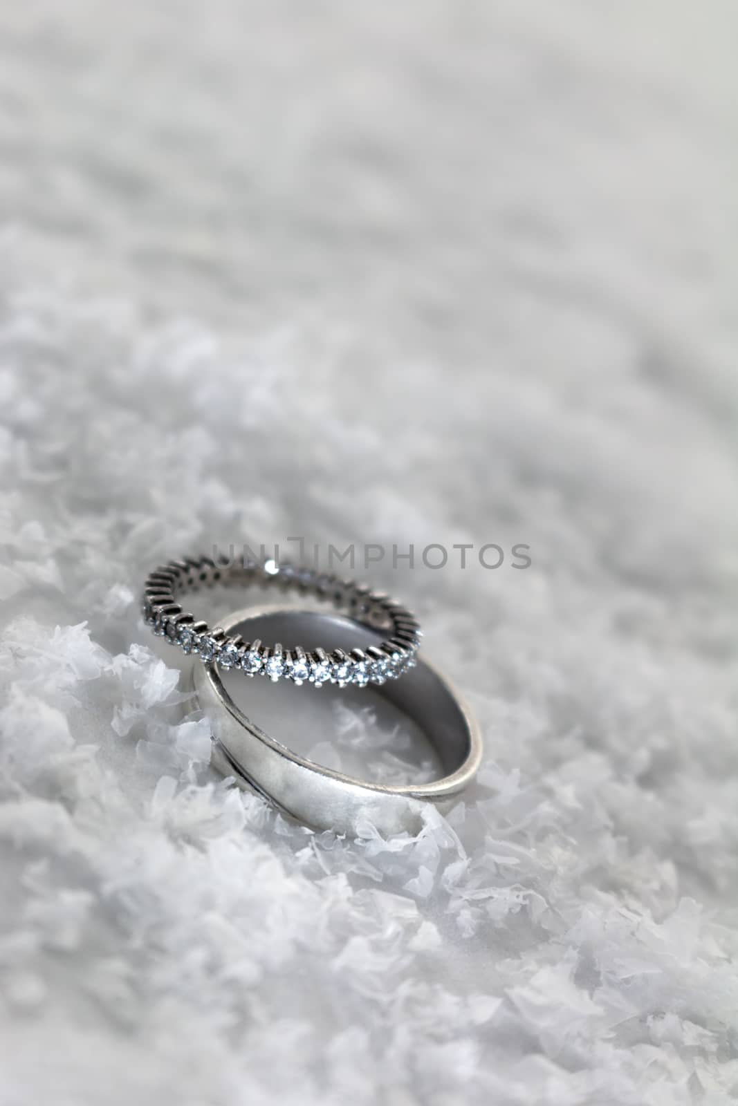 Engagement rings in the snow by EnzoArt