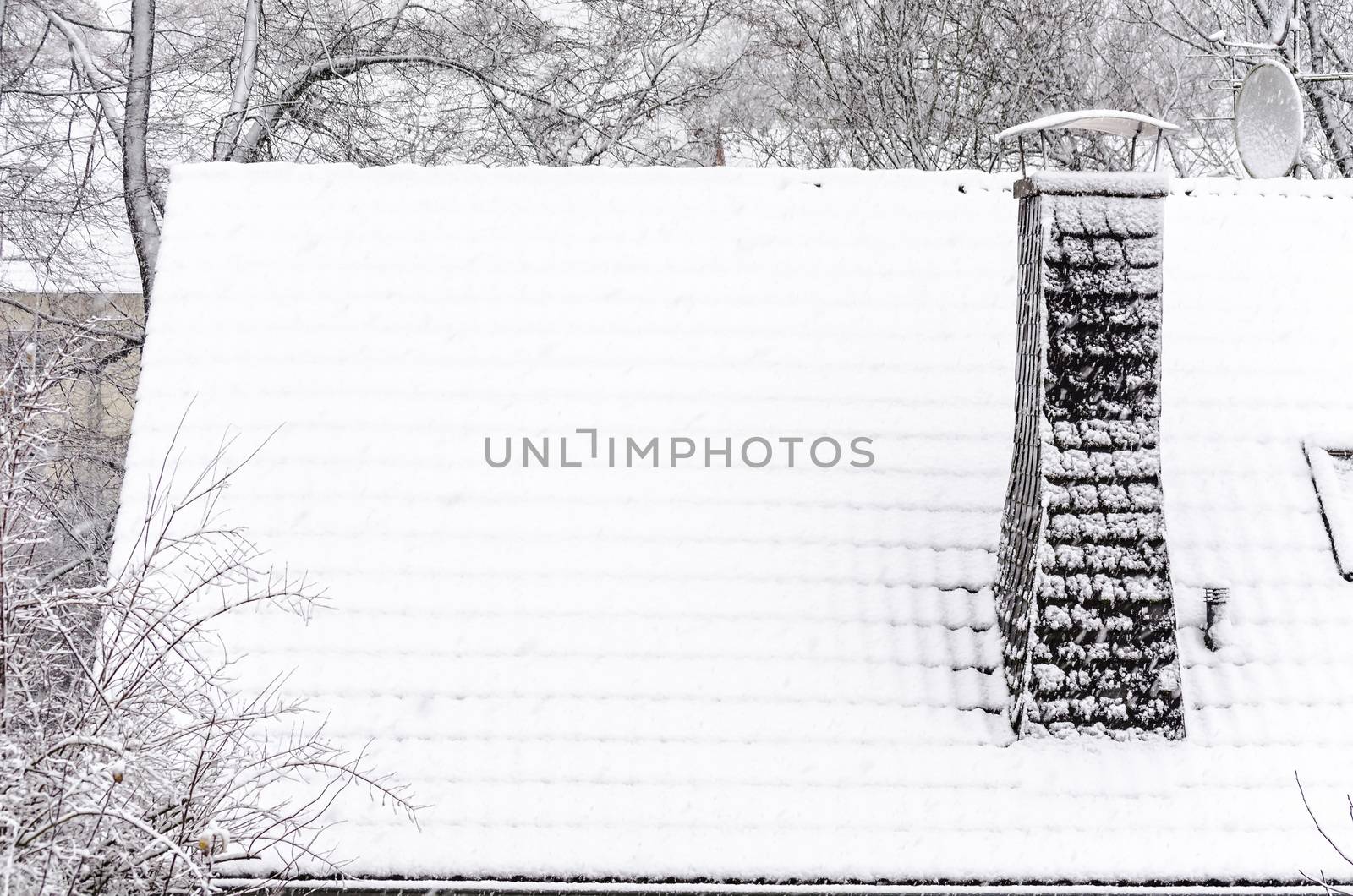 Roof snowed in new snow in the morning.